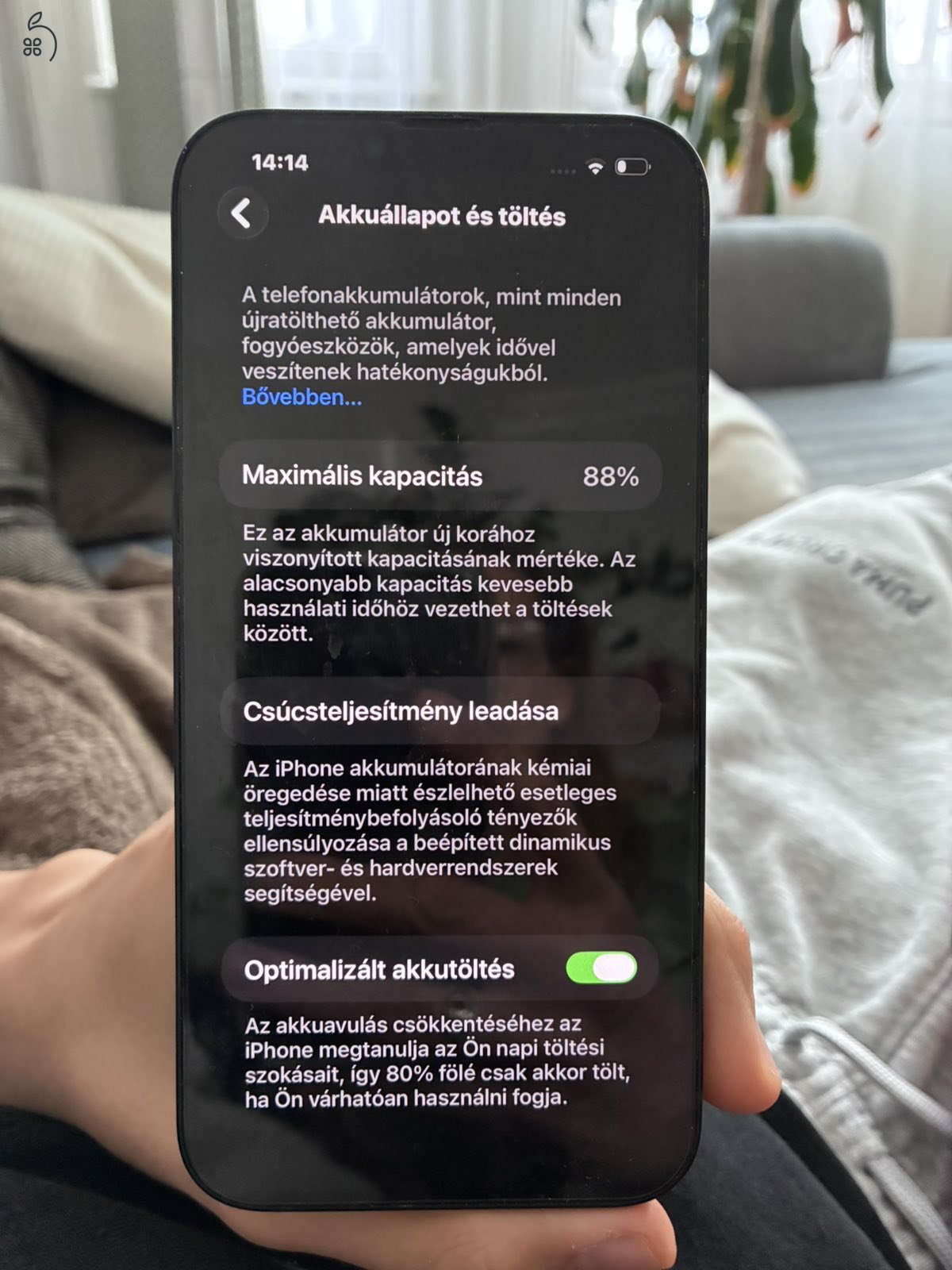 Hátlap repedezett, de hibátlan a működése