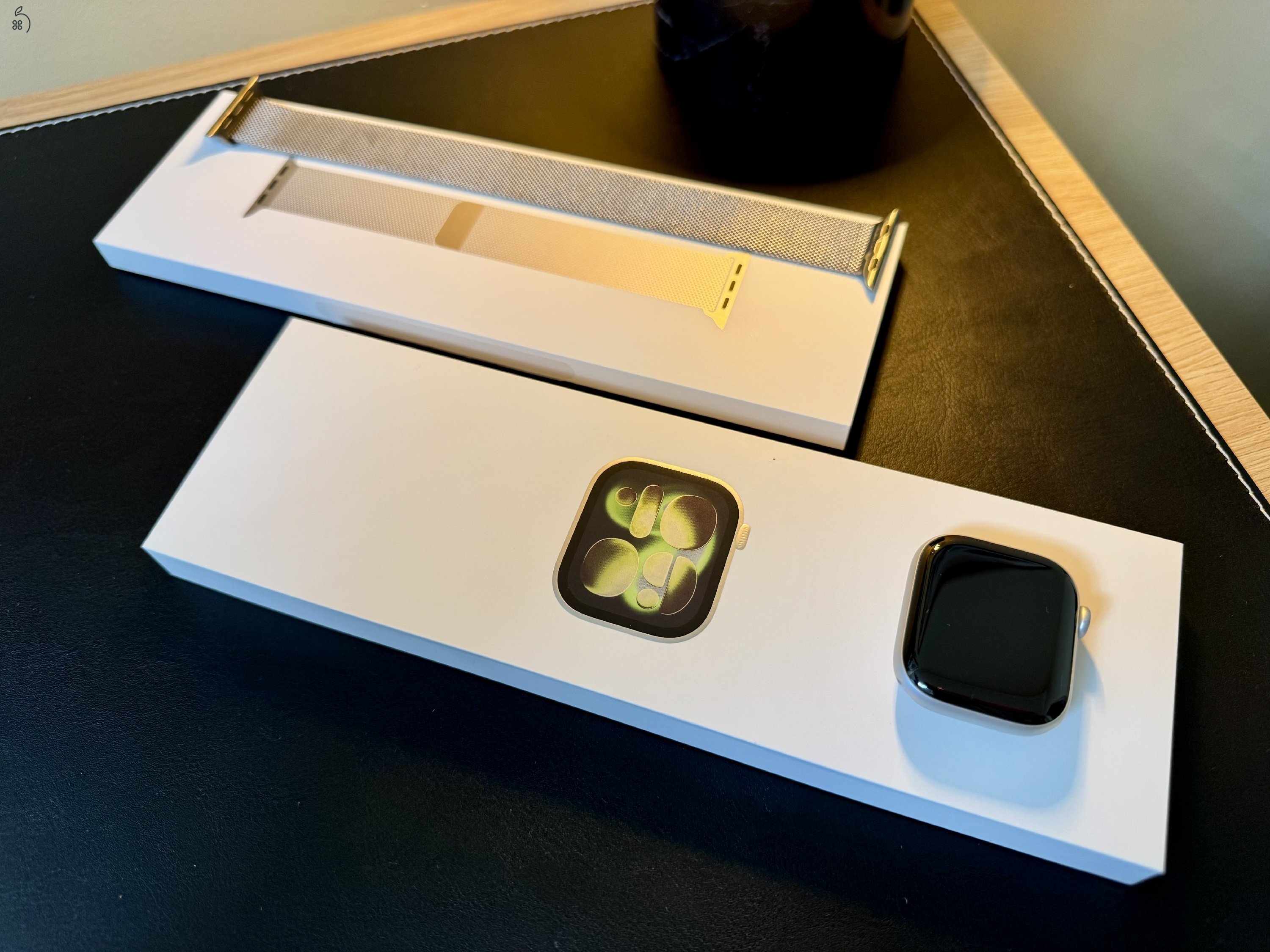 Apple Watch Series 11 GPS + Cellular, 42 mm-es ezüstszínű alumíniumtok, natúr milánói szíj