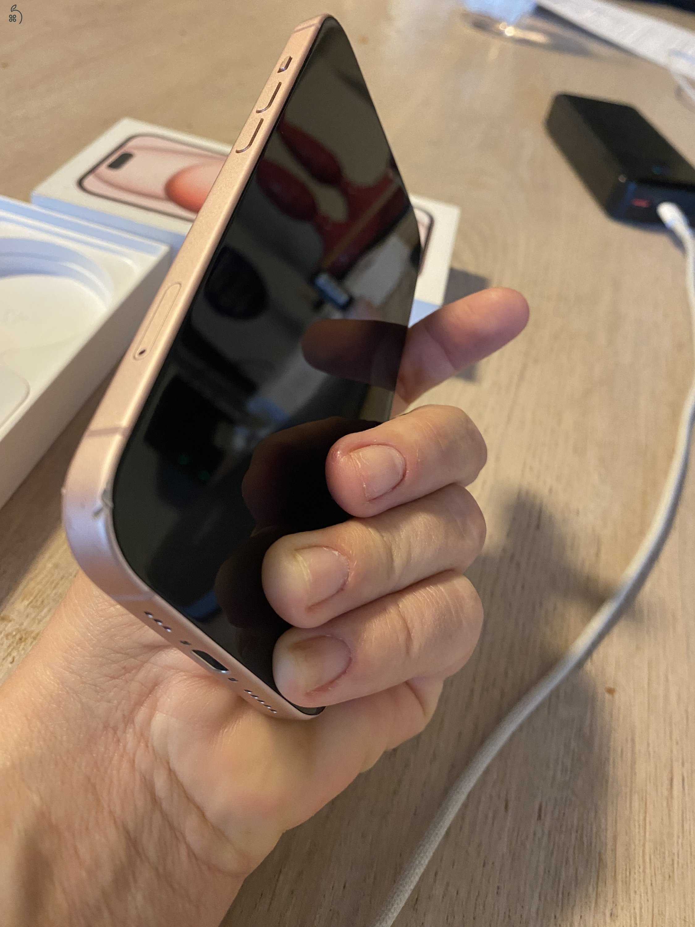 iPhone 15 128 GB – rózsaszín, dobozzal, sérült hátlappal – 120 000 Ft
