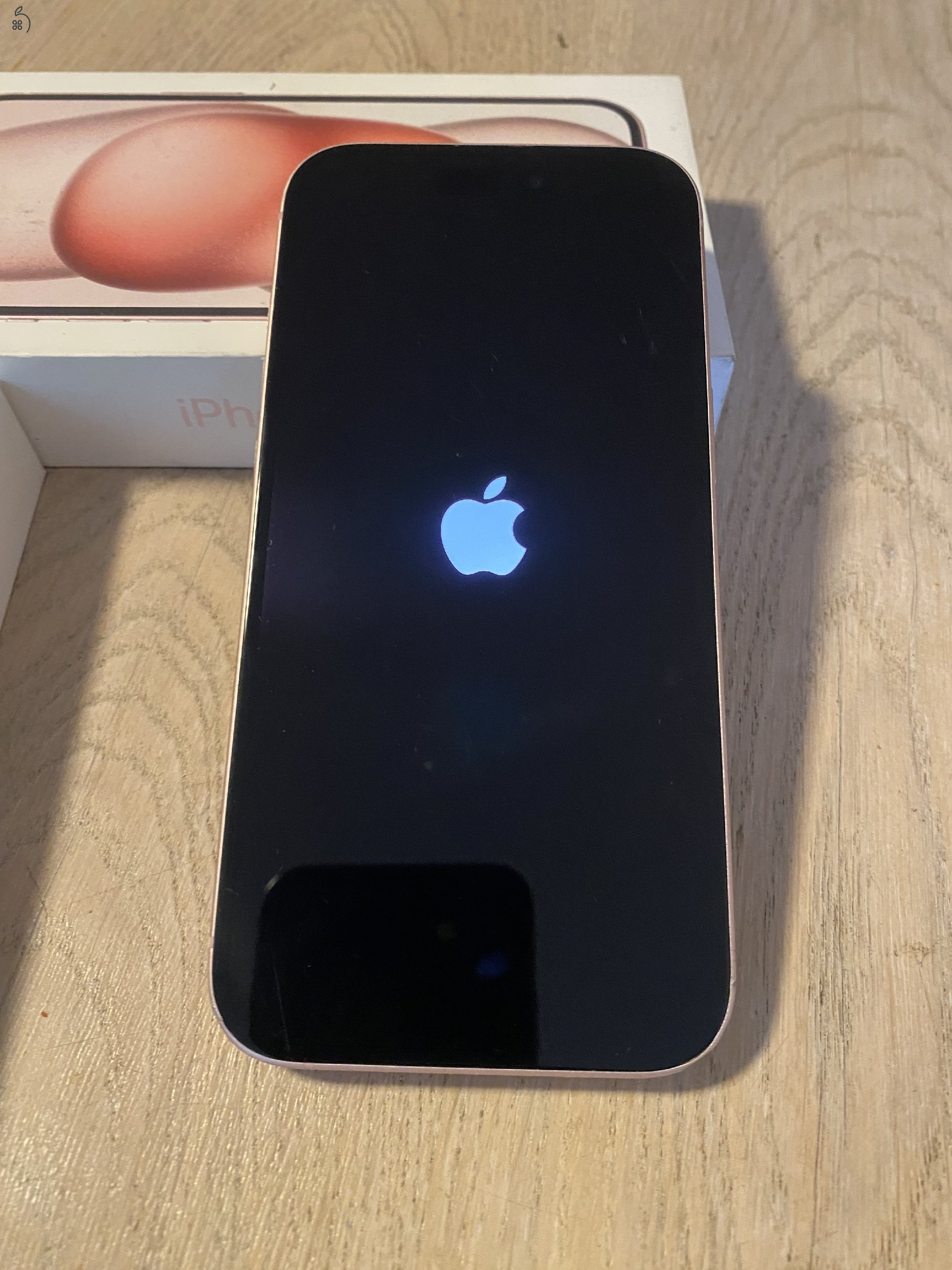 iPhone 15 128 GB – rózsaszín, dobozzal, sérült hátlappal – 120 000 Ft