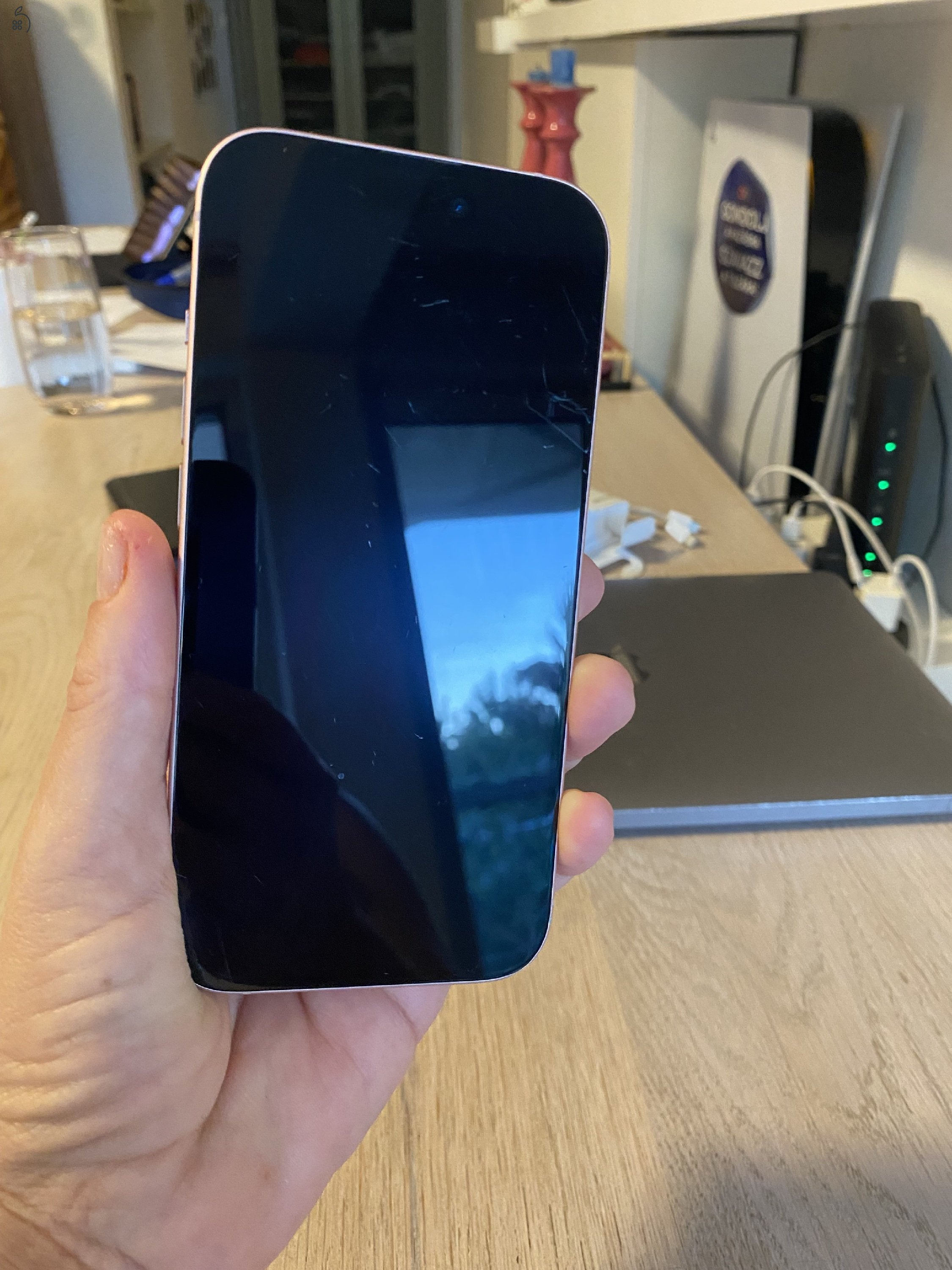 iPhone 15 128 GB – rózsaszín, dobozzal, sérült hátlappal – 120 000 Ft