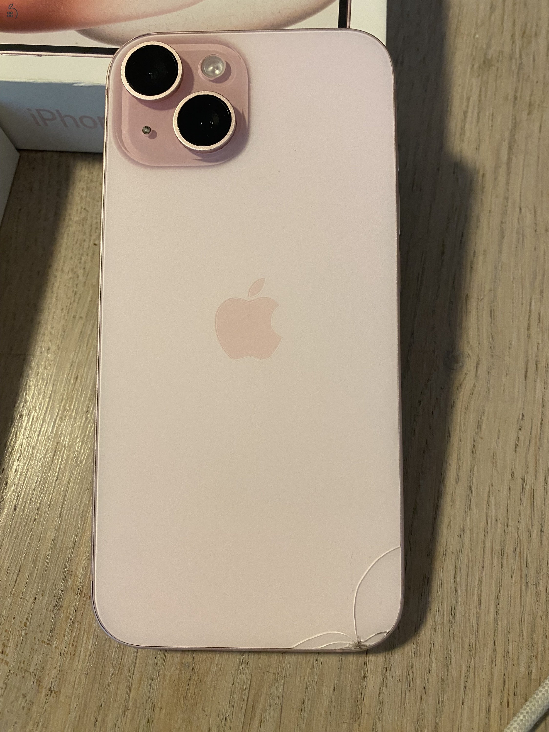 iPhone 15 128 GB – rózsaszín, dobozzal, sérült hátlappal – 120 000 Ft