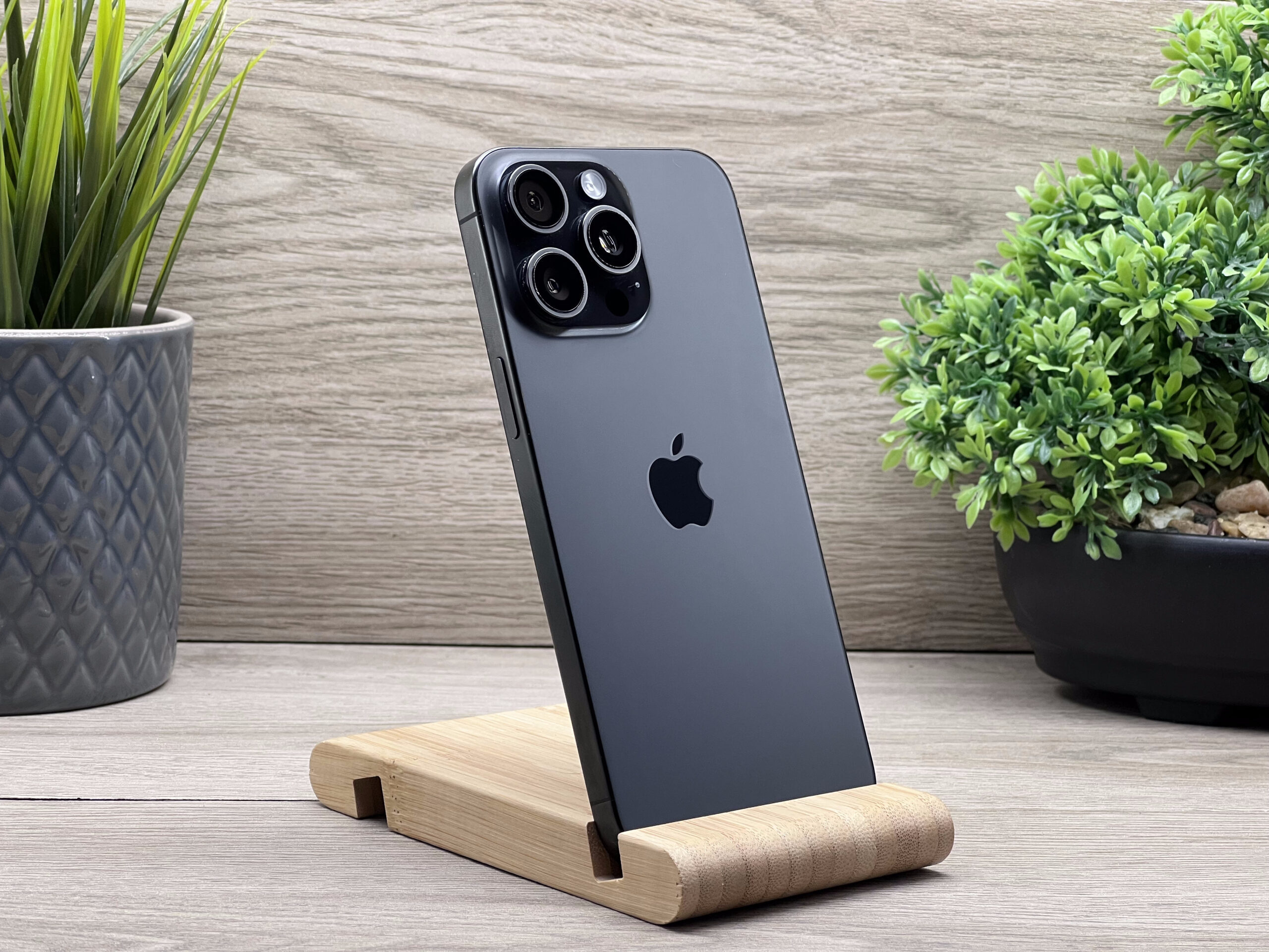 Hibátlan iPhone 15 Pro Max Black Titanium 512GB 2 ÉV Garanciával 90%