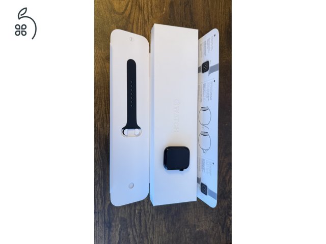 Apple Watch S7 Cellular Aluminium Case Midnight 45mm sportszíjjal