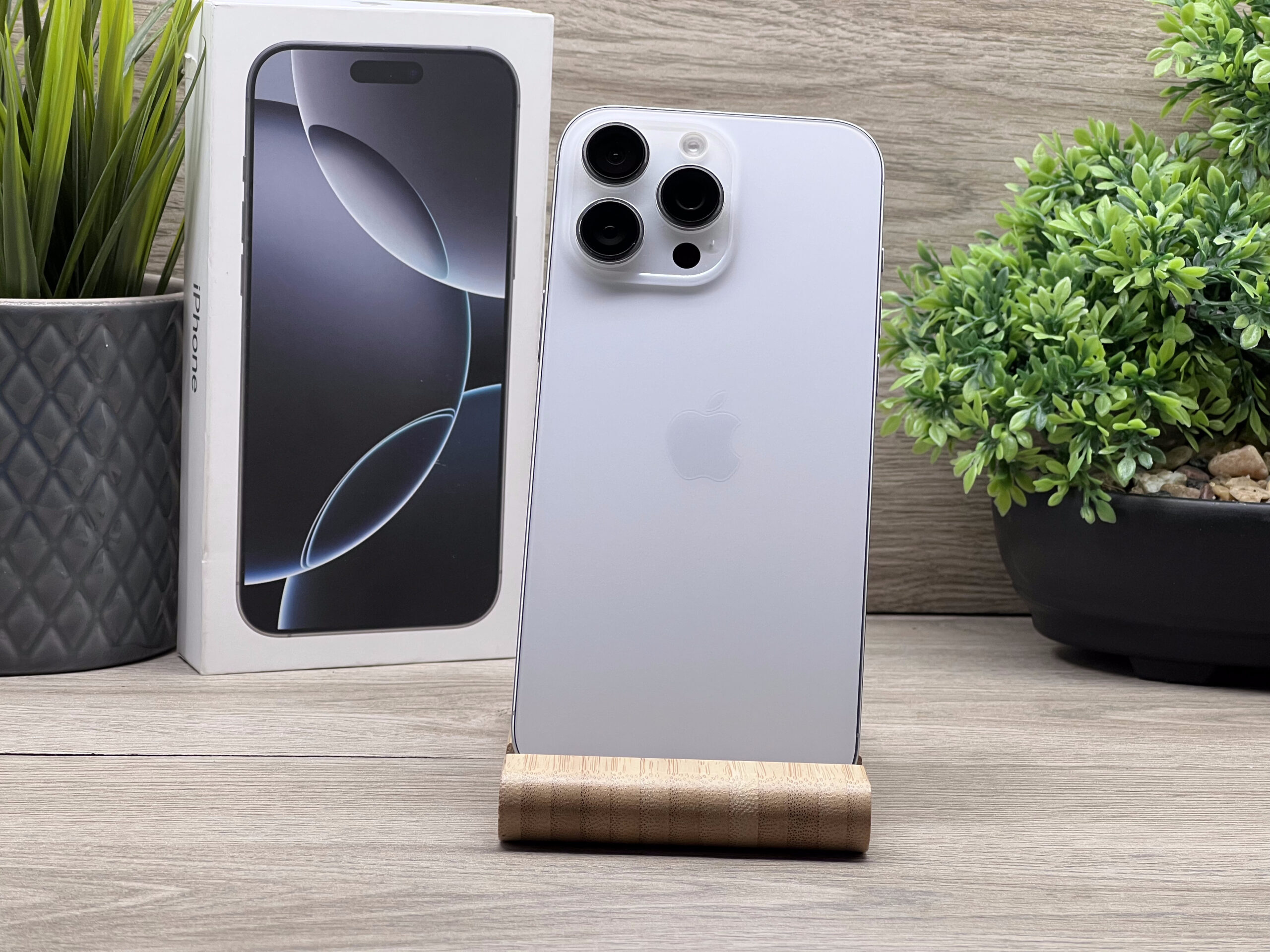 Hibátlan iPhone 16 Pro Max White Titanium 256GB 2 ÉV Garanciával 92%
