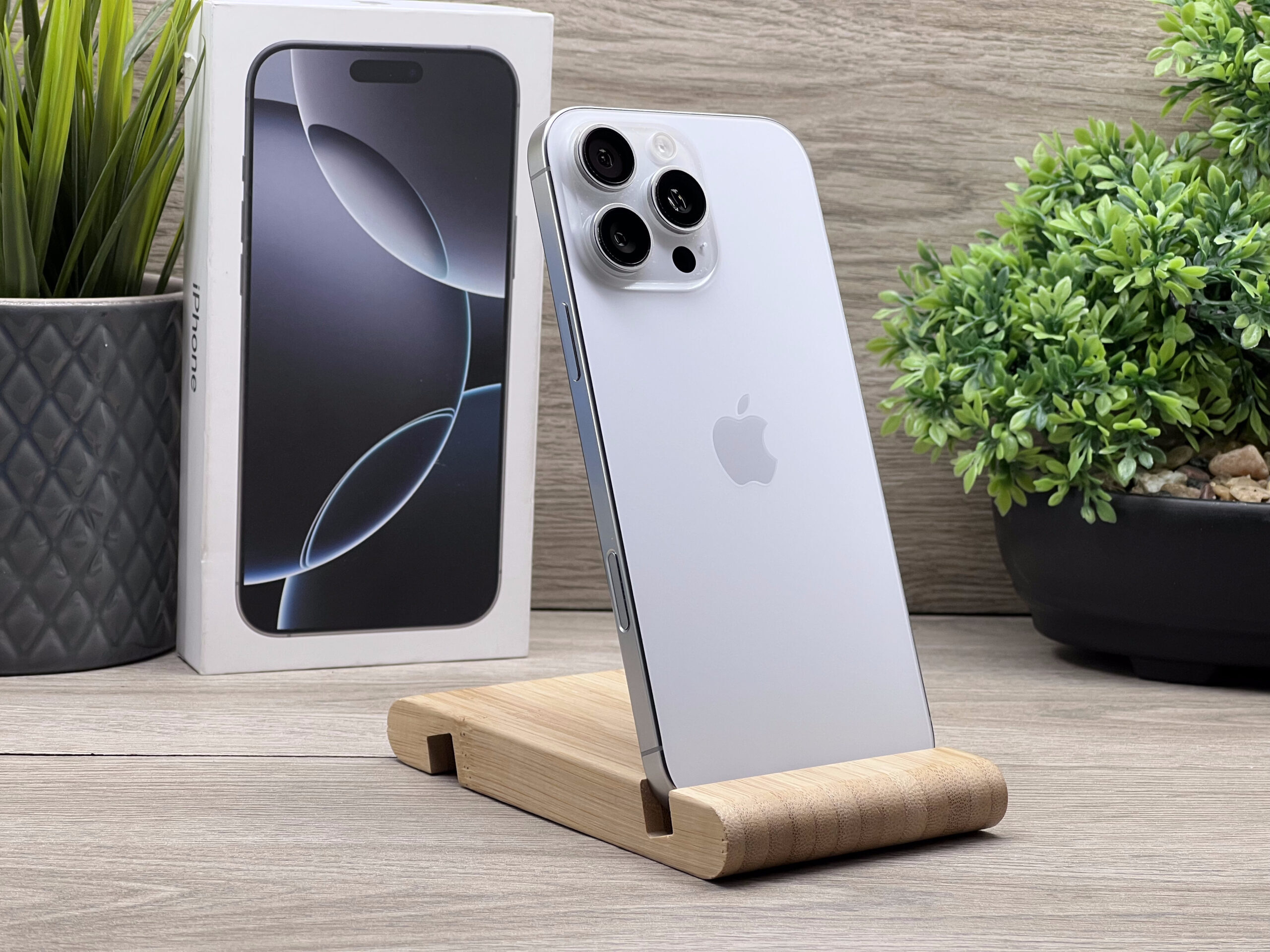 Hibátlan iPhone 16 Pro Max White Titanium 256GB 2 ÉV Garanciával 92%