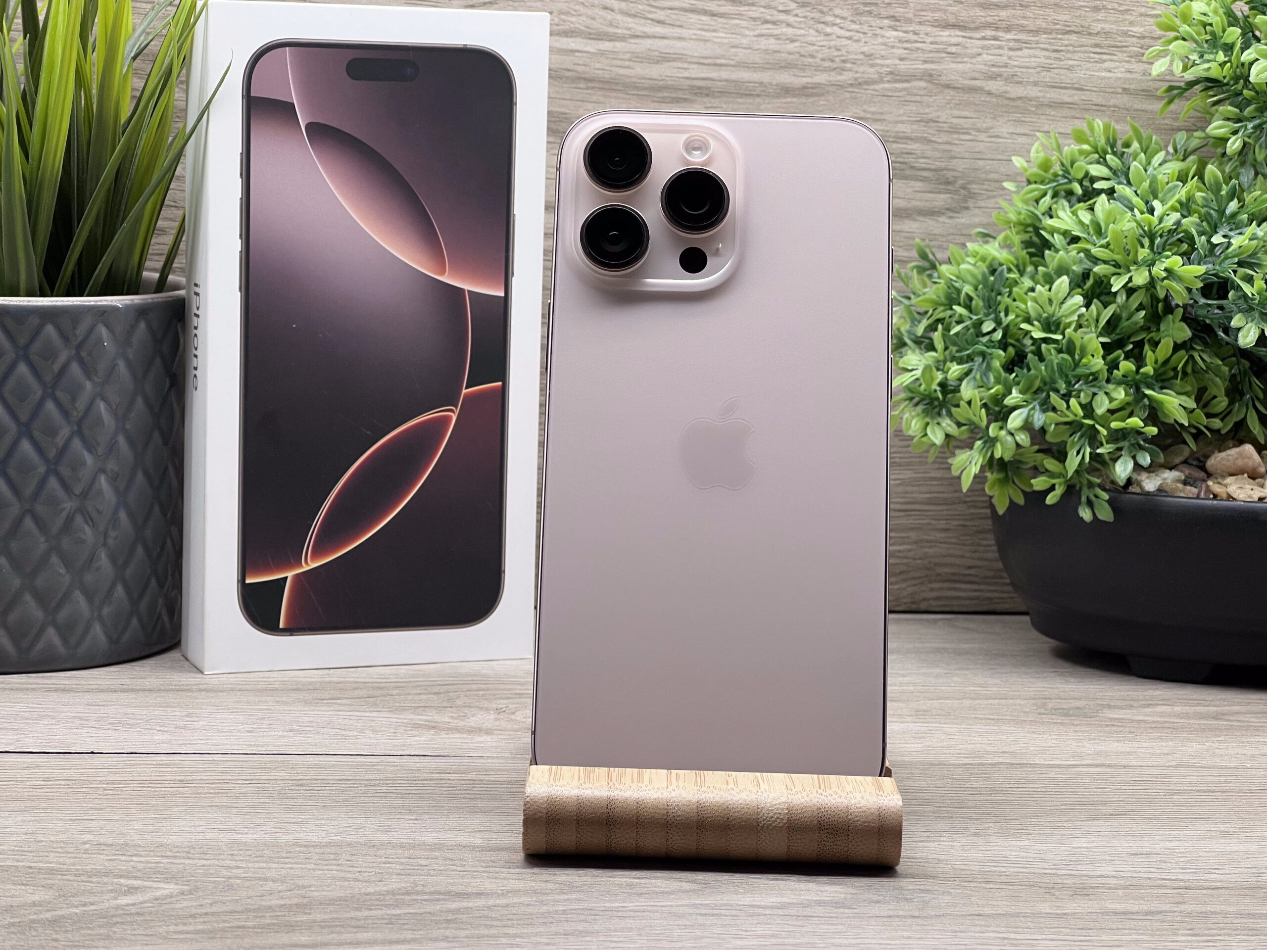 Hibátlan iPhone 16 Pro Max Desert Titanium 512GB 2 ÉV Garanciával 93%