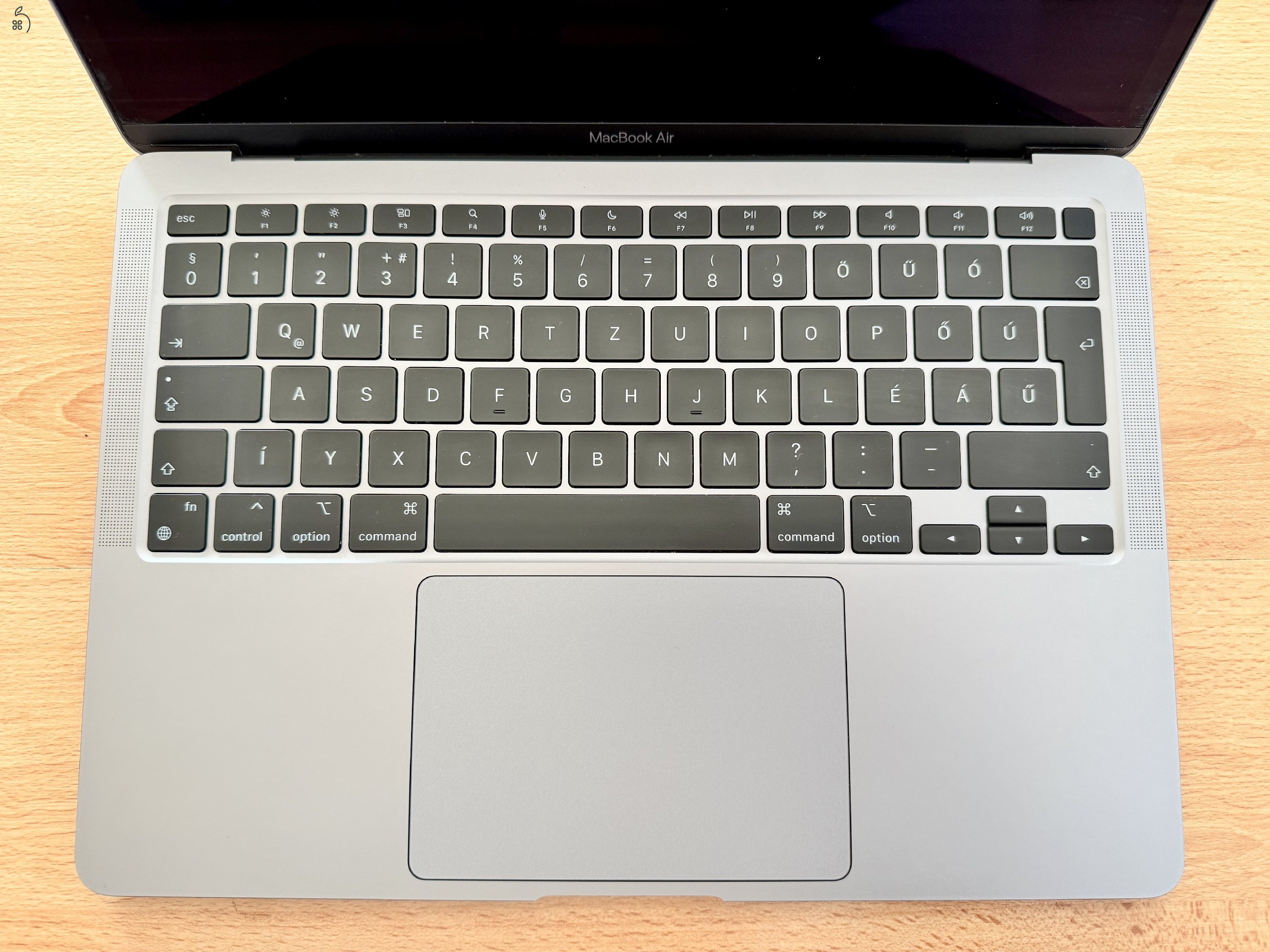 Apple MacBook Air M1 (2020), 8/256 GB, karcmentes, 95%-os akku, dobozzal és töltővel
