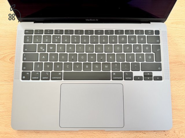 Apple MacBook Air M1 (2020), 8/256 GB, karcmentes, 95%-os akku, dobozzal és töltővel