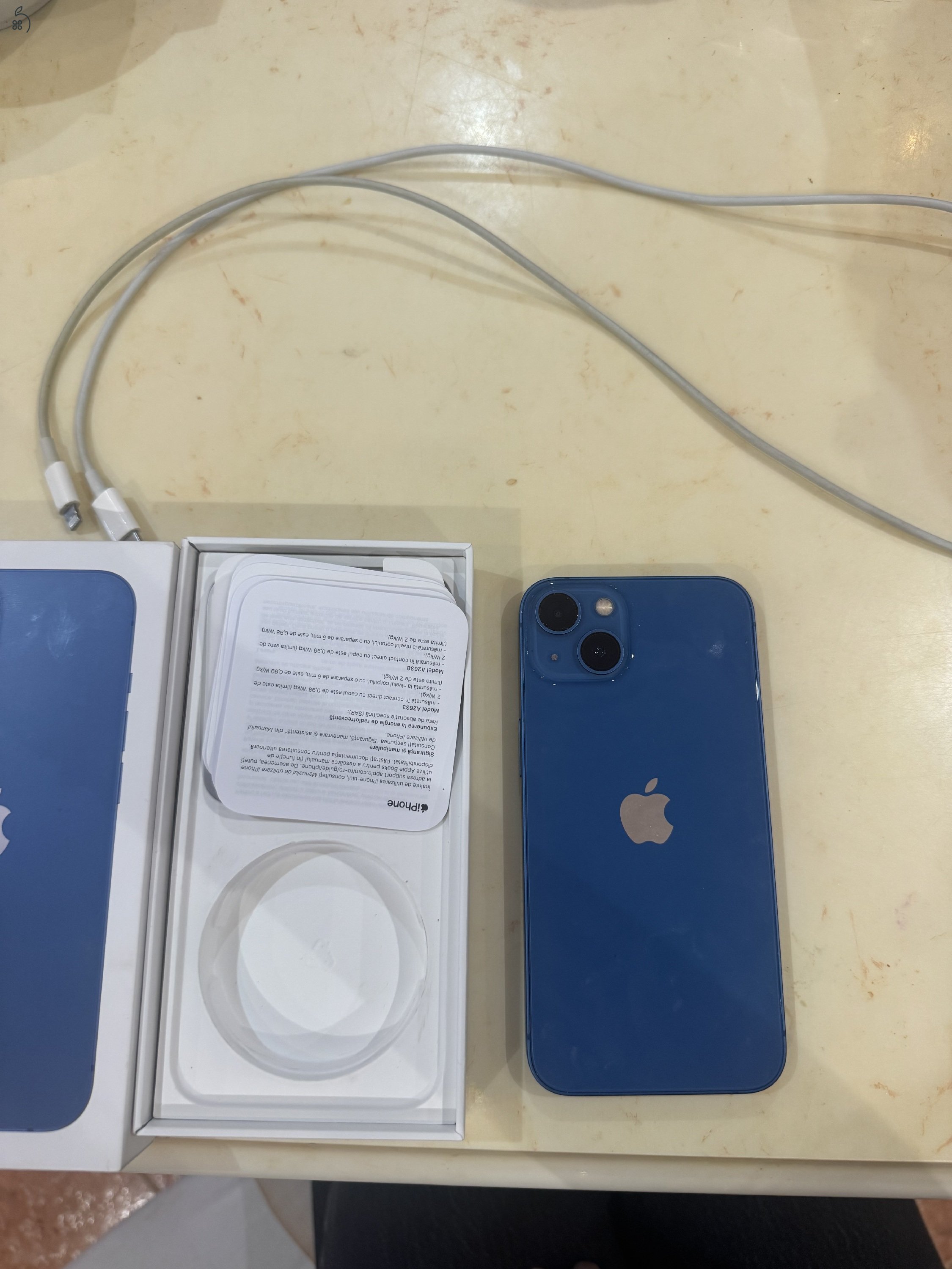 Kék iPhone 13 eladó – extrákkal!