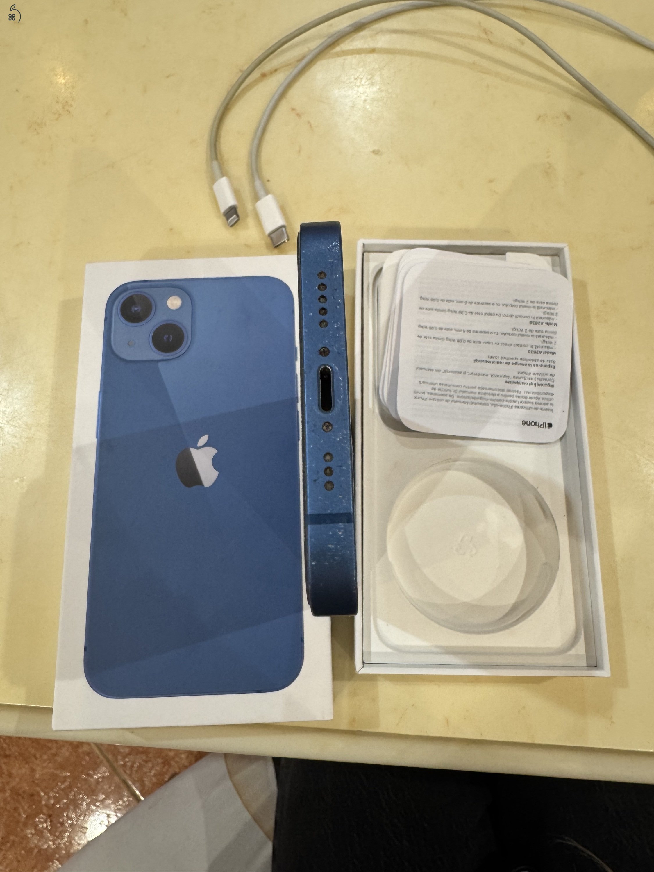 Kék iPhone 13 eladó – extrákkal!