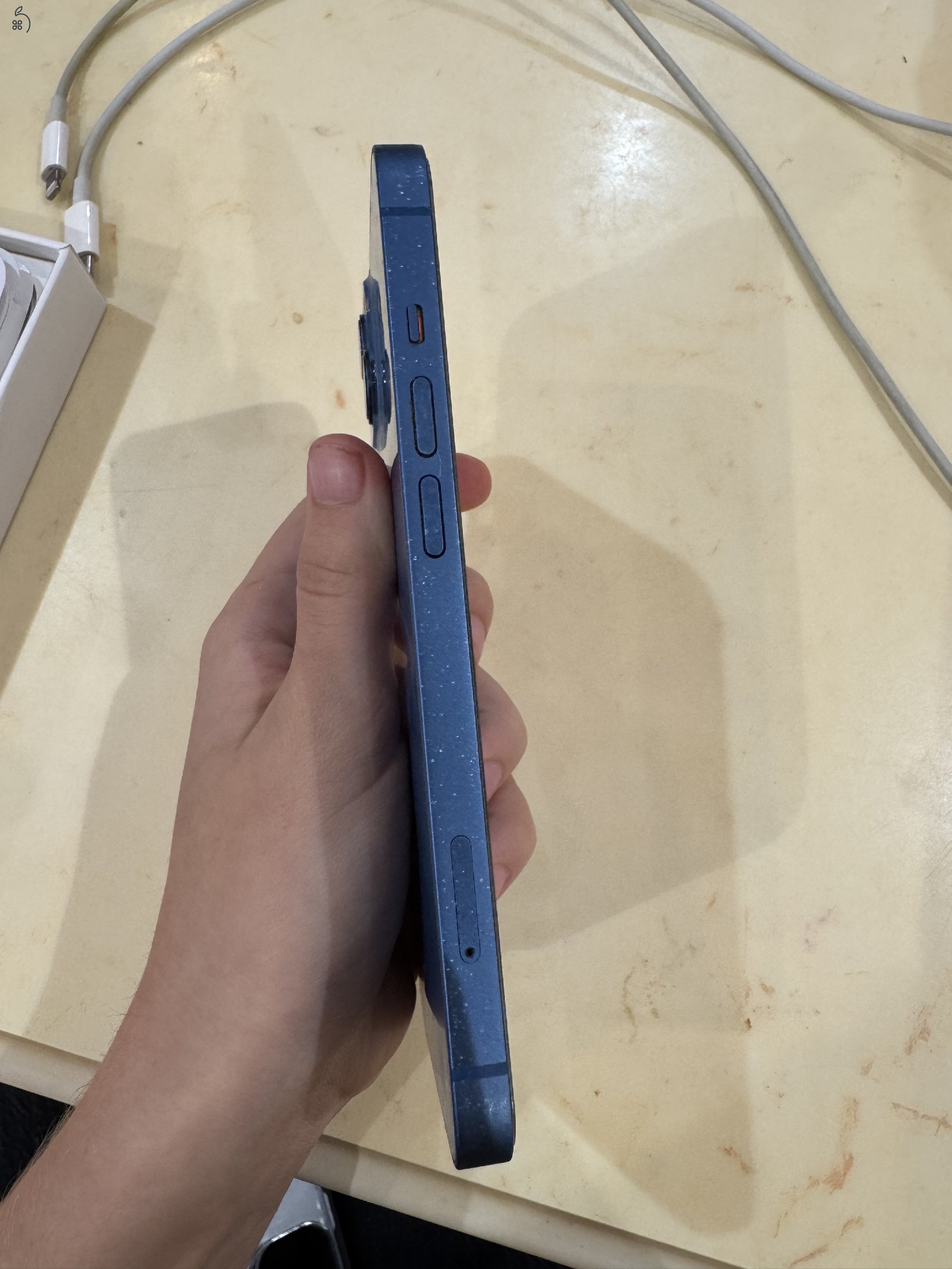 Kék iPhone 13 eladó – extrákkal!