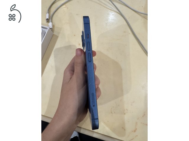 Kék iPhone 13 eladó – extrákkal!