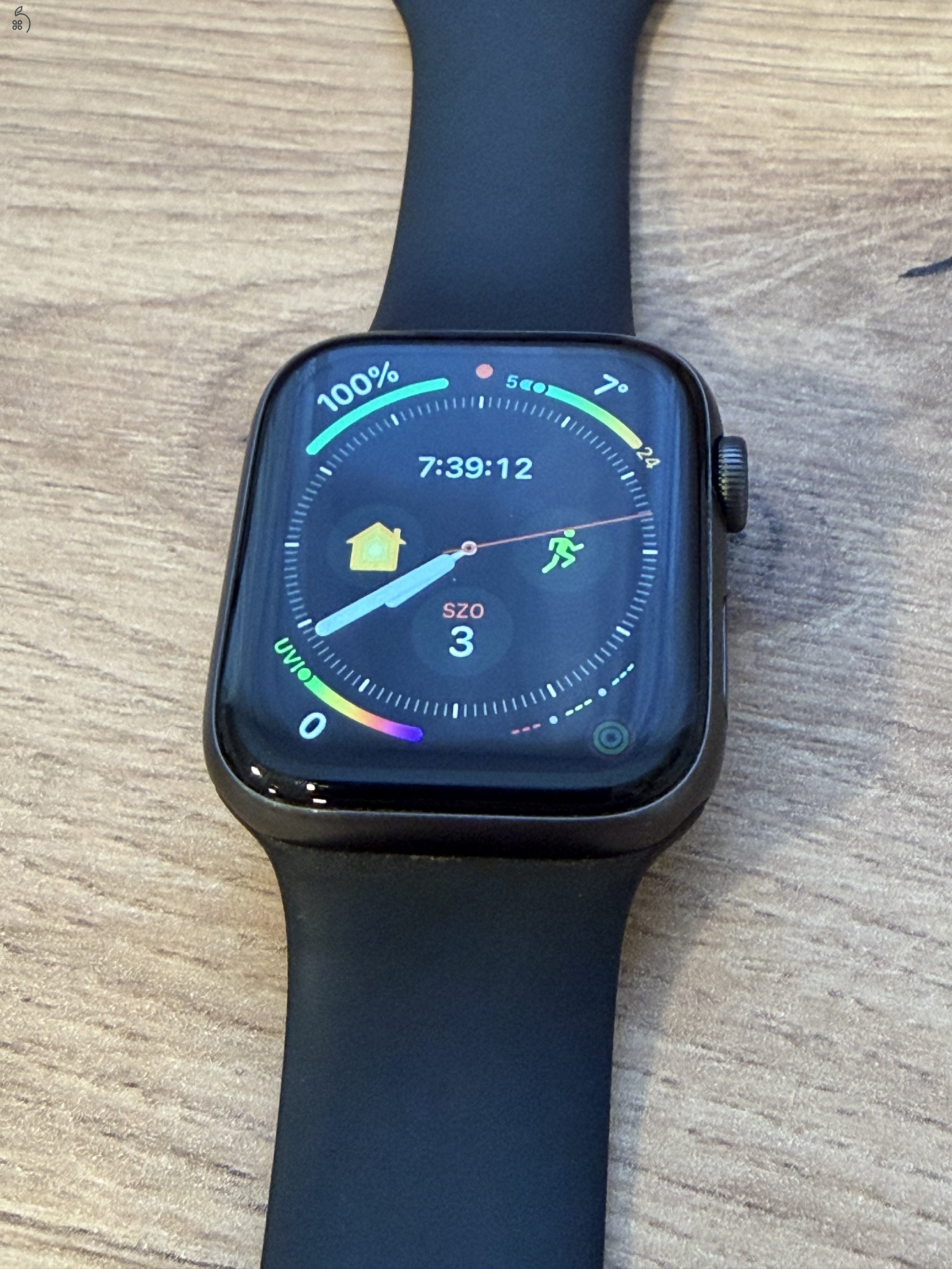 Apple Watch Series 5 GPS 44 mm, M/L szíj