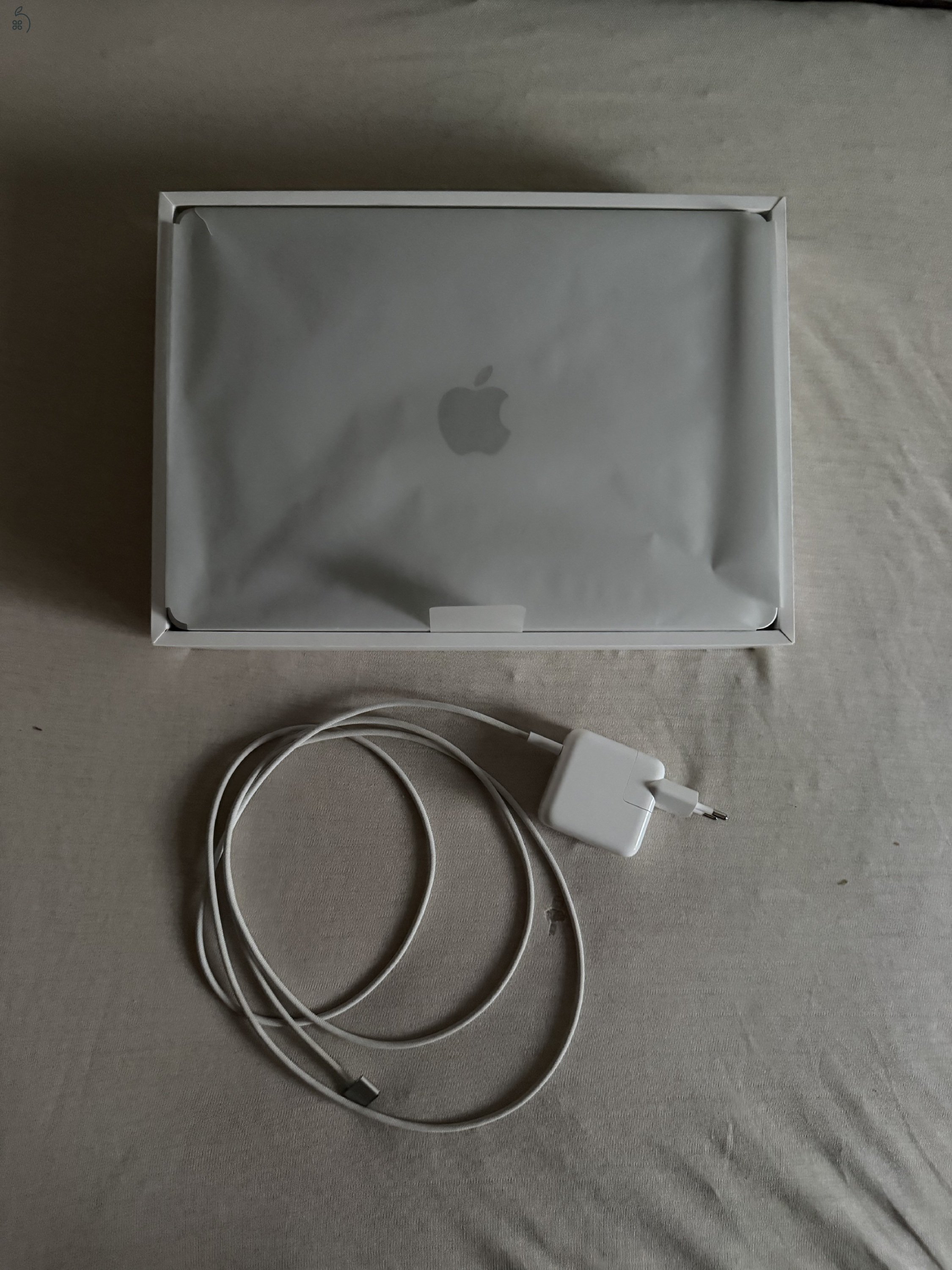 MacBook Air M4 (2025), 512 GB, Silver ( 2028-ig érvényes Cseregarancia)