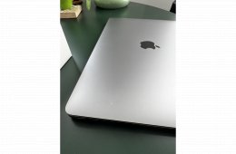 MacBook Air M1 (2020), 8 GB / 256 GB, ezüst