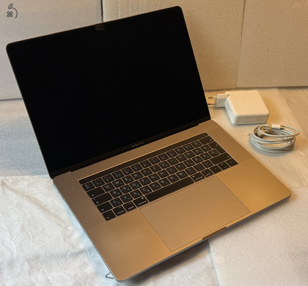 Macbook Pro 15 (2018/19) A1990 Touch I7 6C 16GB 256GB 555X +Magic