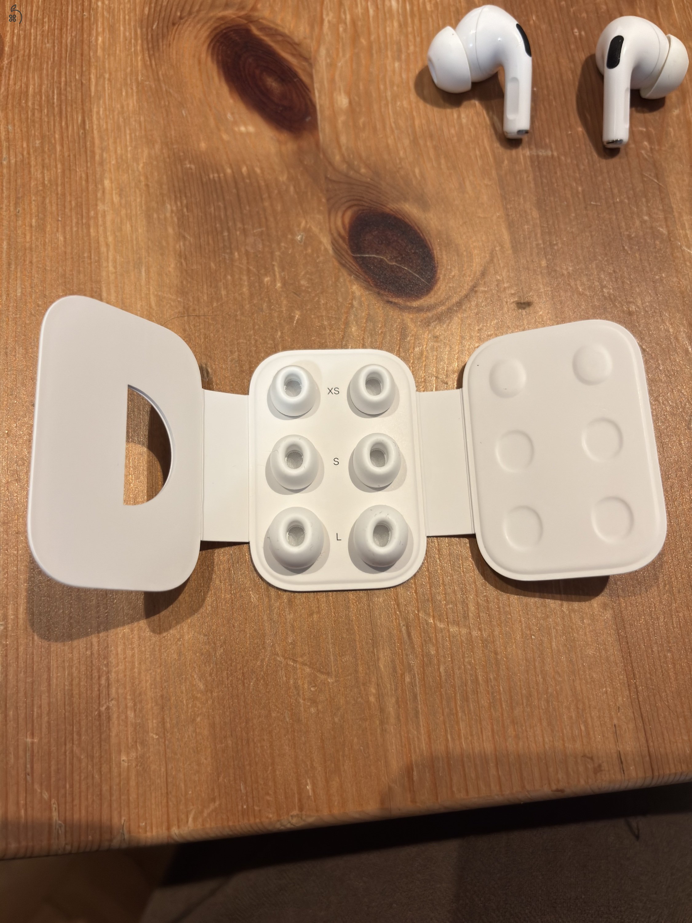 Jó állapotú, használt Apple AirPods Pro 2 eladó
