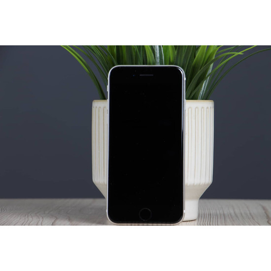 Használt Apple iPhone SE 2022 64 GB ezüst A US-8650