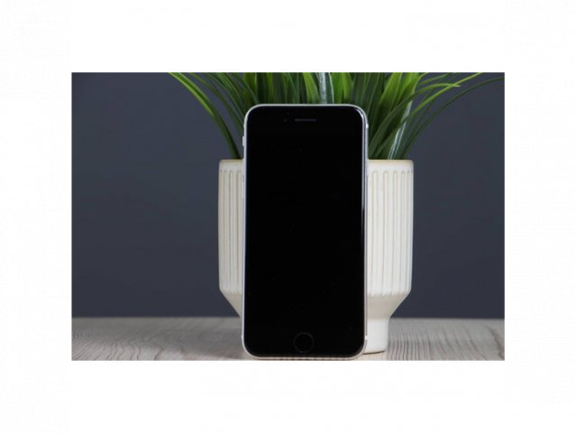 Használt Apple iPhone SE 2022 64 GB ezüst A US-8650
