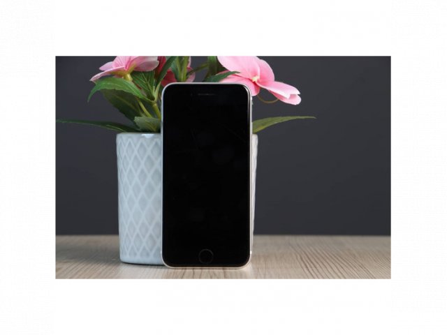 Használt Apple iPhone SE 2020 128 GB ezüst C+ US-8523