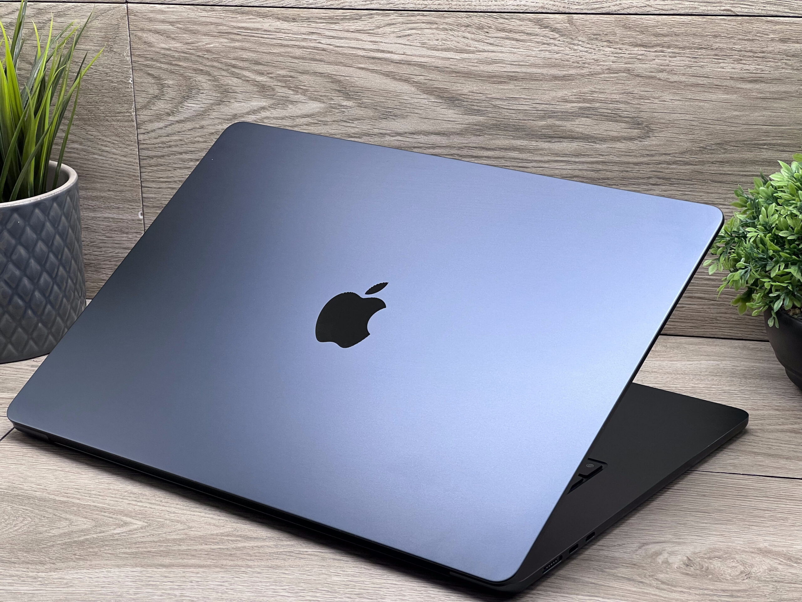 Hibátlan MacBook Air 2024 M3 Midnight 15” 256GB 2 ÉV Garanciával Számlával Aksi 100%