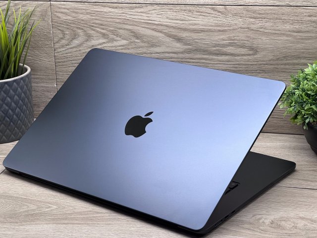 Hibátlan MacBook Air 2024 M3 Midnight 15” 256GB 2 ÉV Garanciával Számlával Aksi 100%