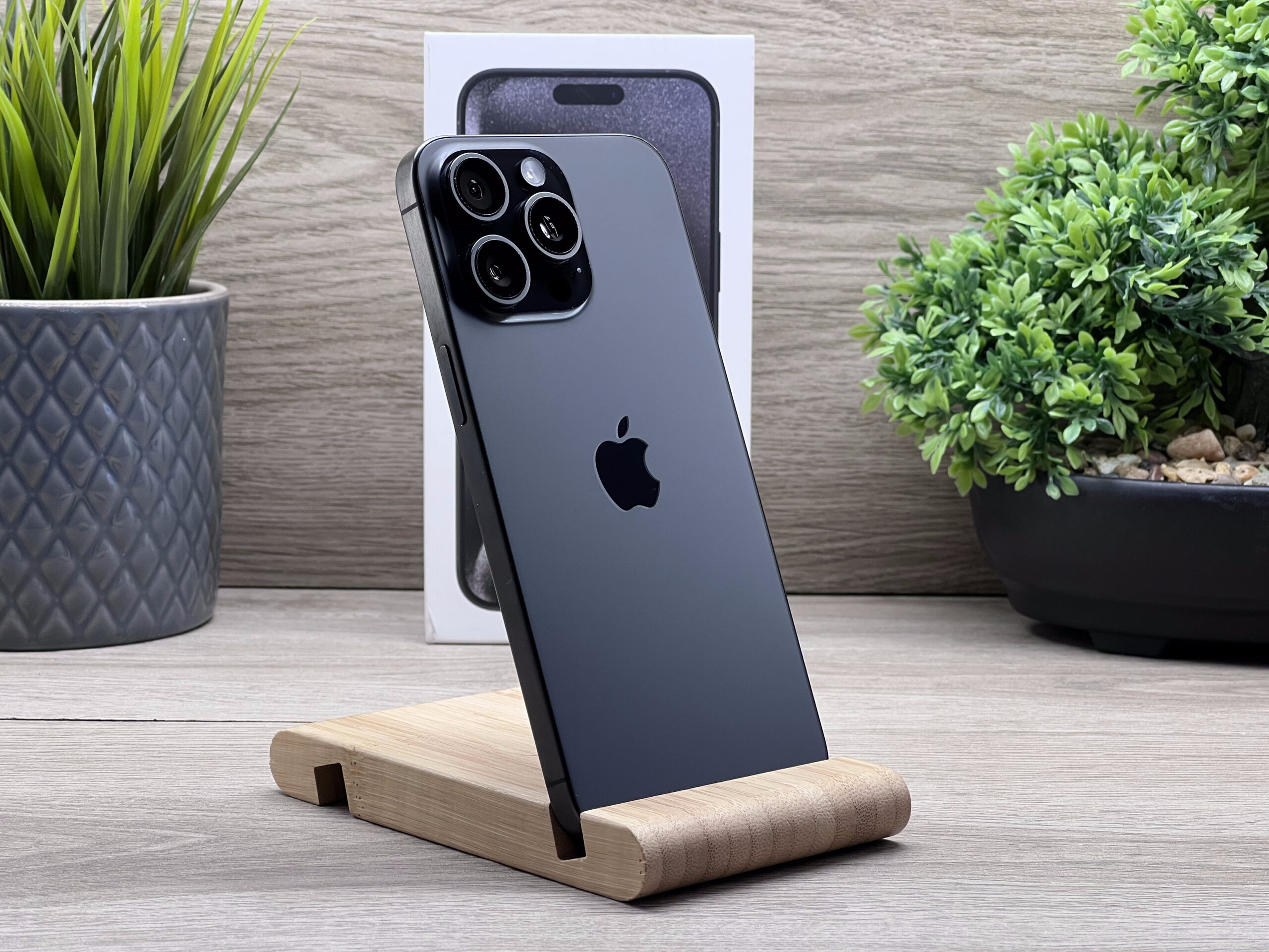 Hibátlan iPhone 15 Pro Max Black Titanium 256GB 2 ÉV Garanciával Számlával