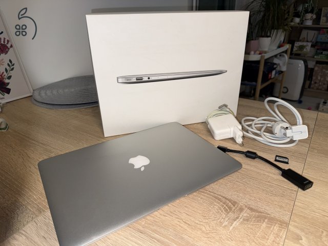 Apple MacBook Air 13” (2017) – 8 GB RAM, 128 GB SSD + 256 GB Transcend JetDrive