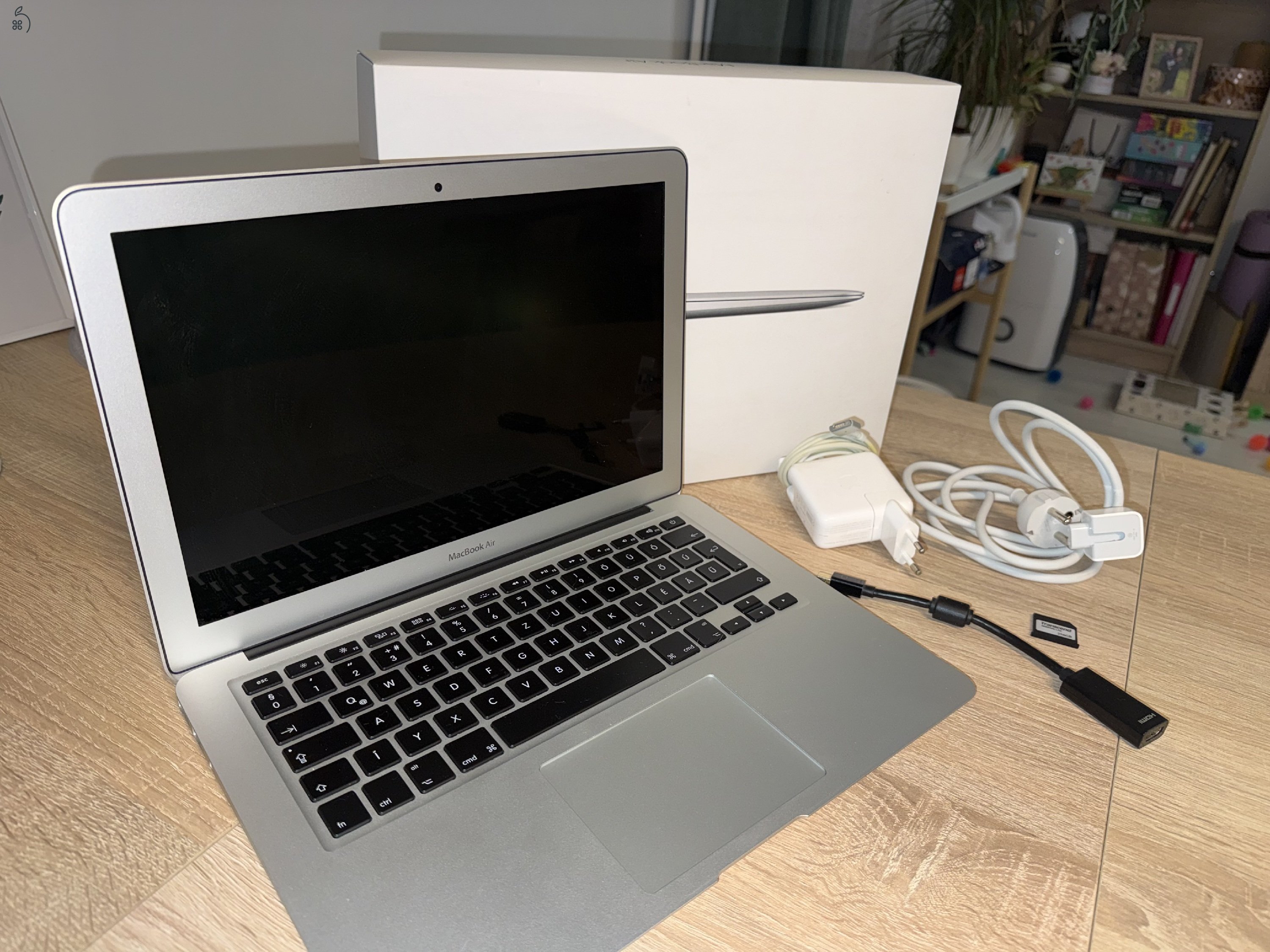 Apple MacBook Air 13” (2017) – 8 GB RAM, 128 GB SSD + 256 GB Transcend JetDrive