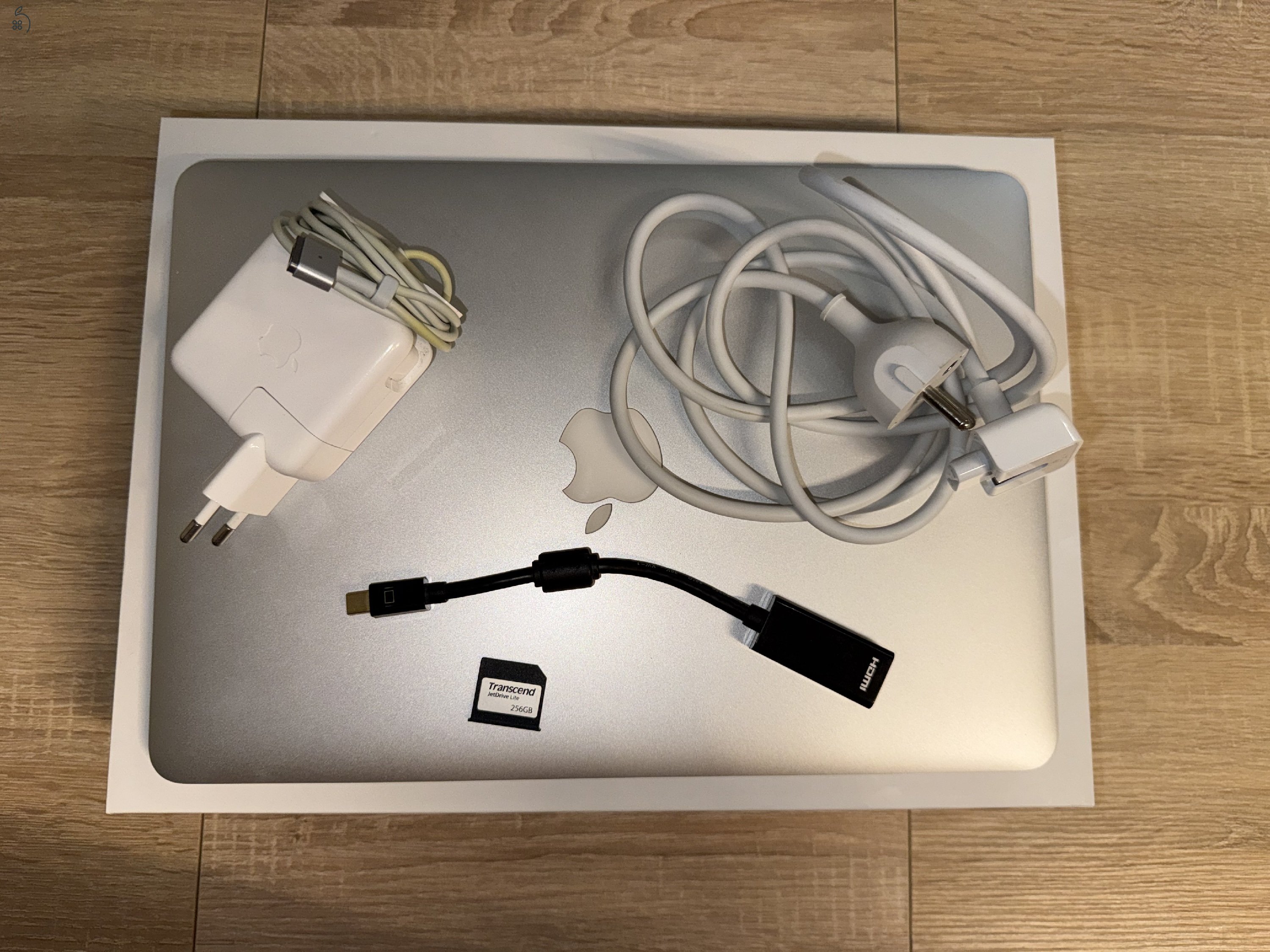 Apple MacBook Air 13” (2017) – 8 GB RAM, 128 GB SSD + 256 GB Transcend JetDrive