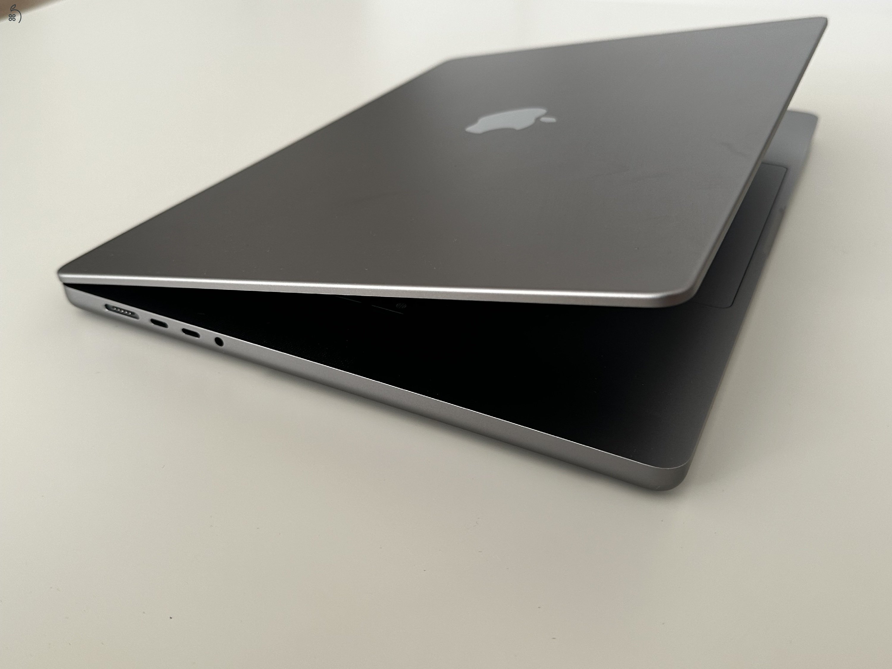 MacBook Pro 16″ (2021) – M1 Pro / 32 GB RAM / 1 TB SSD / magyar billentyűzet