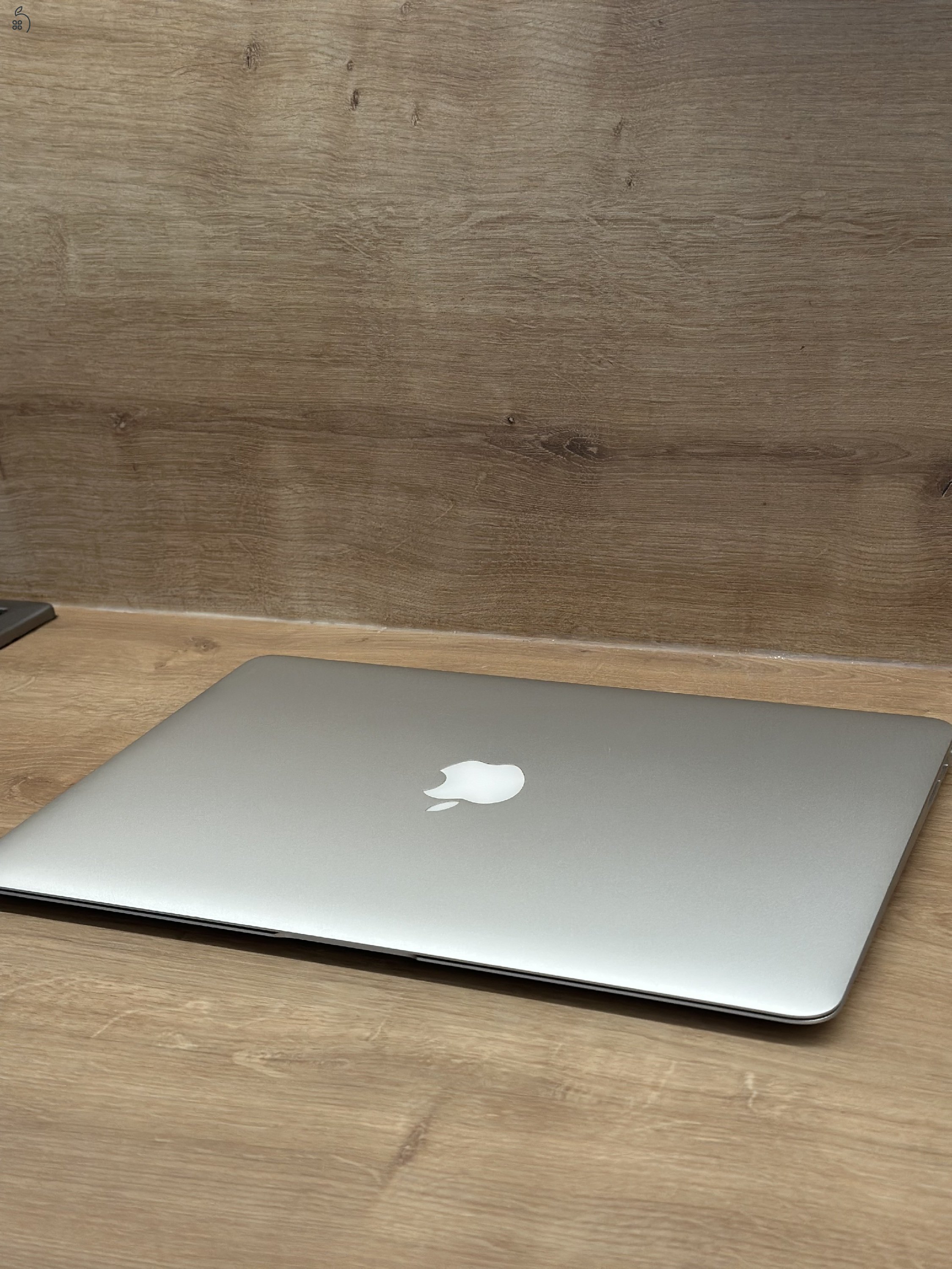 Használt Apple MacBook Air (2017) A1466 128GB 8GB memória ezüst színben
