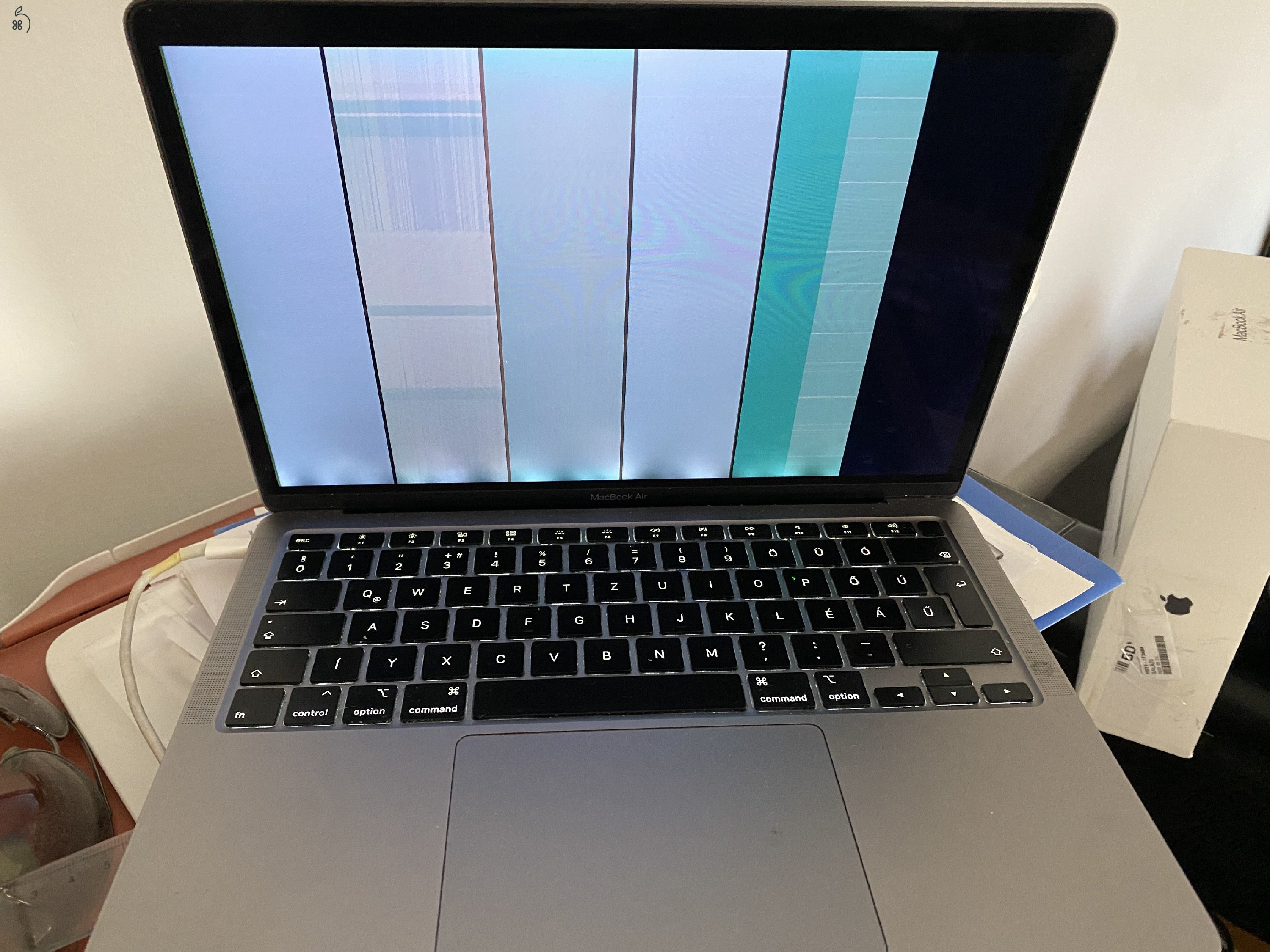 kijelzőhibás / alkatrésznek MacBook Air A2179 13,3 hüvelykes, 1,1 GHz, 8 GB 3733 MHz, 256 GB SSD