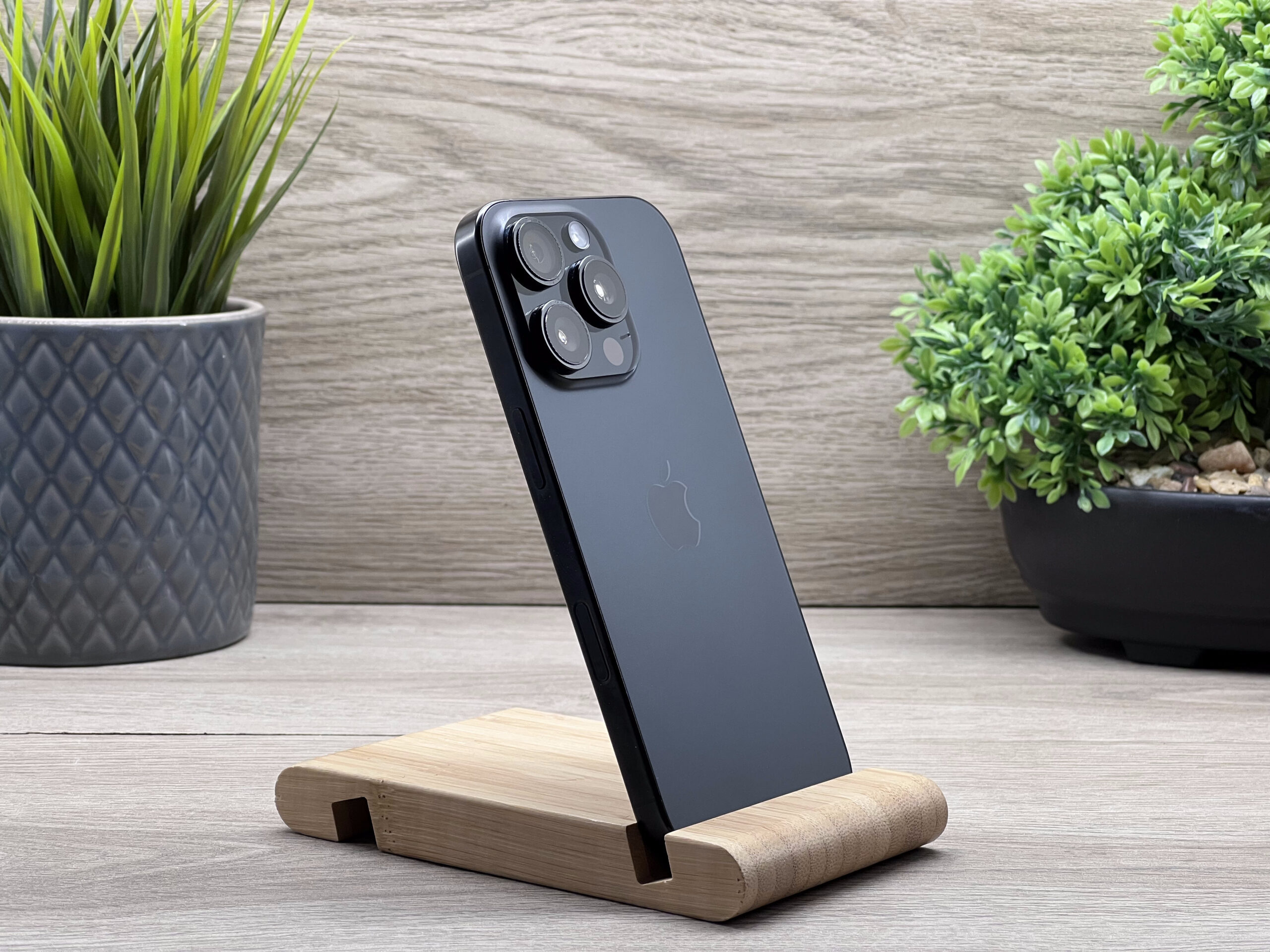 Hibátlan iPhone 16 Pro Black Titanium 256GB 2 ÉV Garanciával Számlával