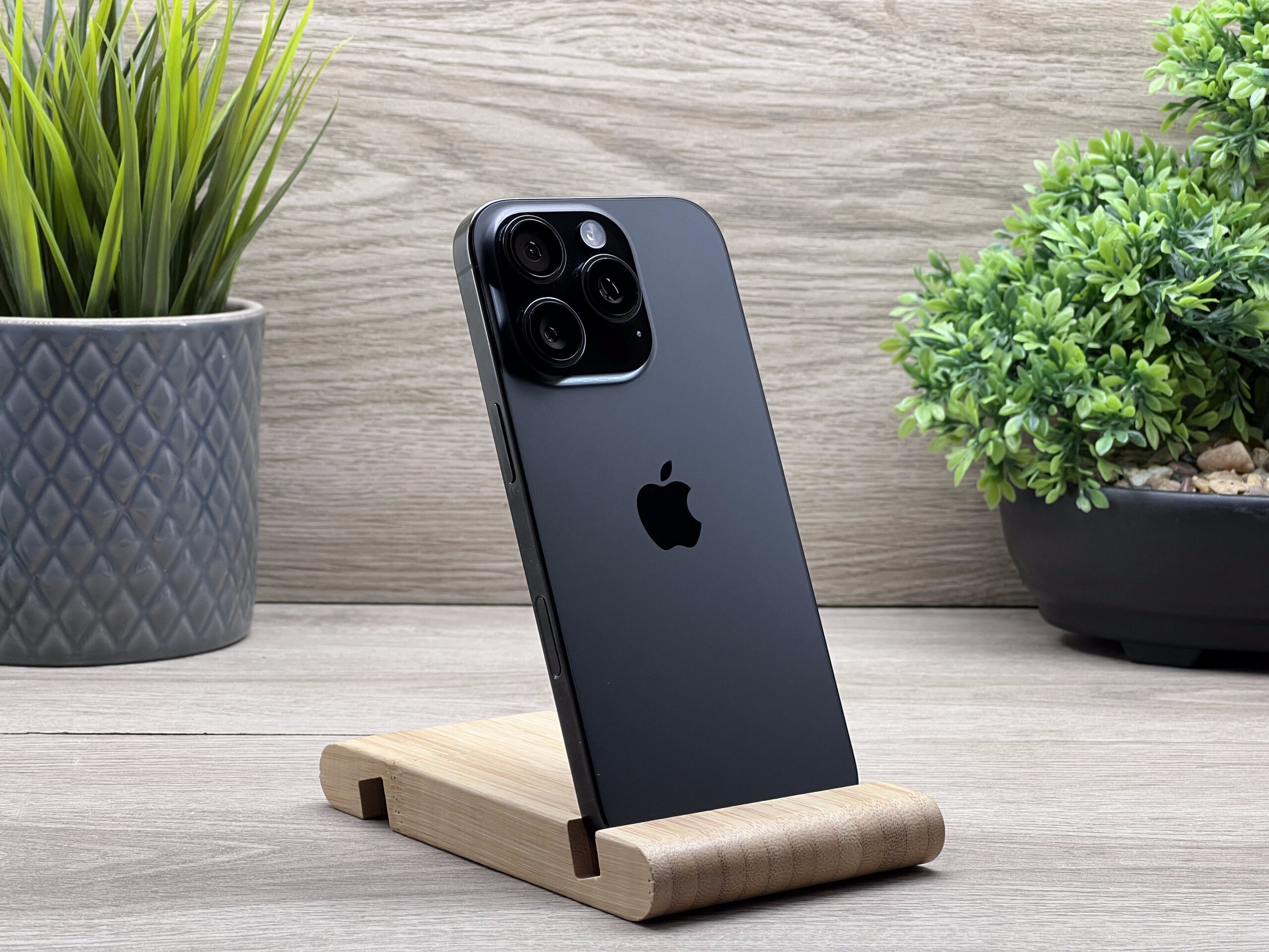 Hibátlan iPhone 16 Pro Black Titanium 256GB 2 ÉV Garanciával Számlával