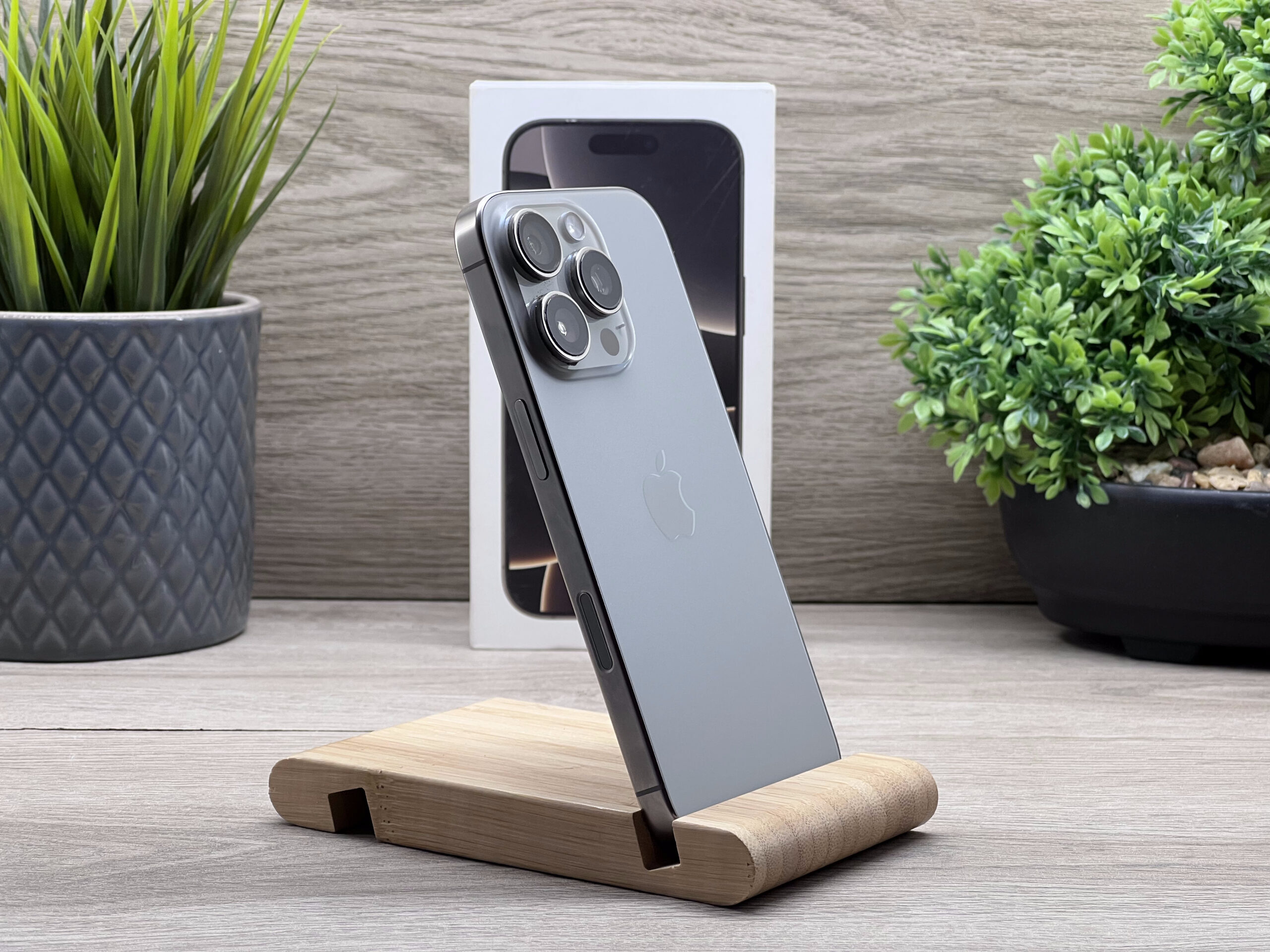 Hibátlan iPhone 16 Pro Natural Titanium 128GB 2 ÉV Garanciával Számlával