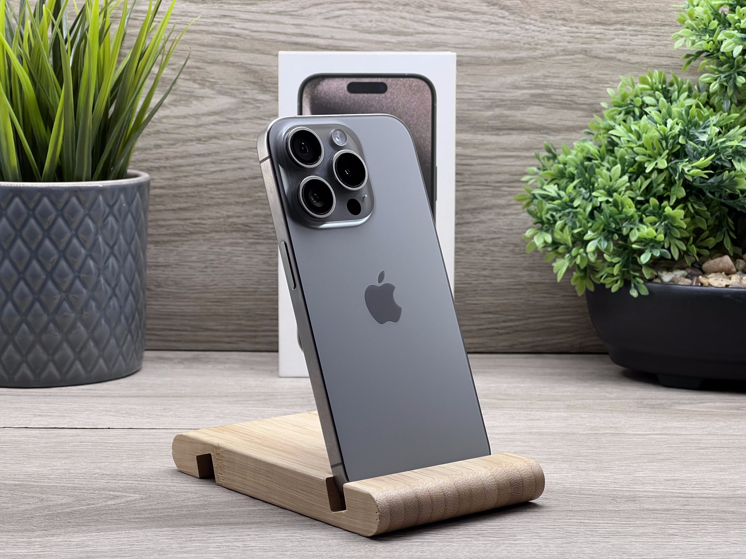 Hibátlan iPhone 15 Pro Natural Titanium 256GB 2 ÉV Garanciával Számlával Aksi 100%