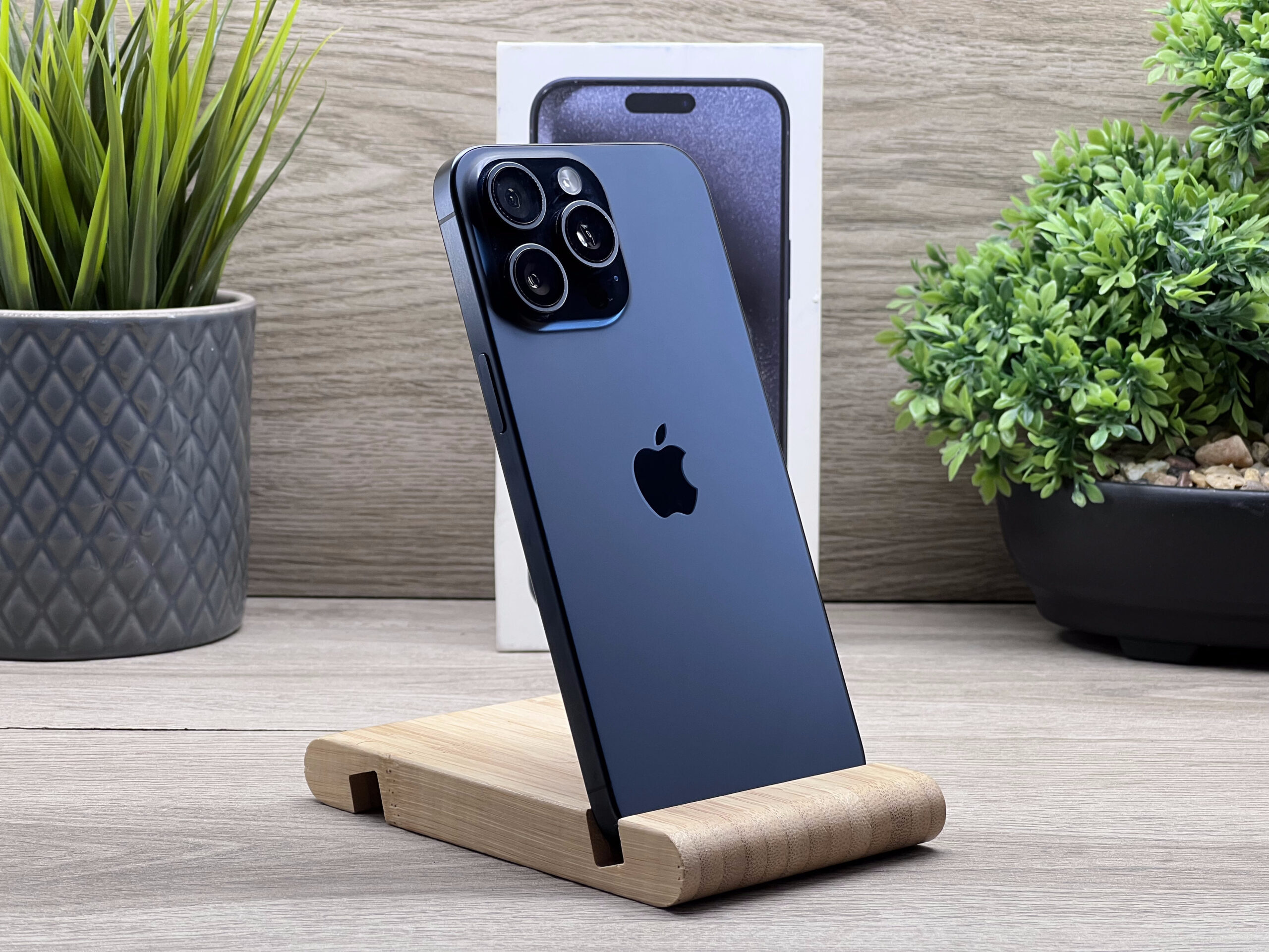 Hibátlan iPhone 15 Pro Max Blue Titanium 256GB 2 ÉV Garanciával Számlával