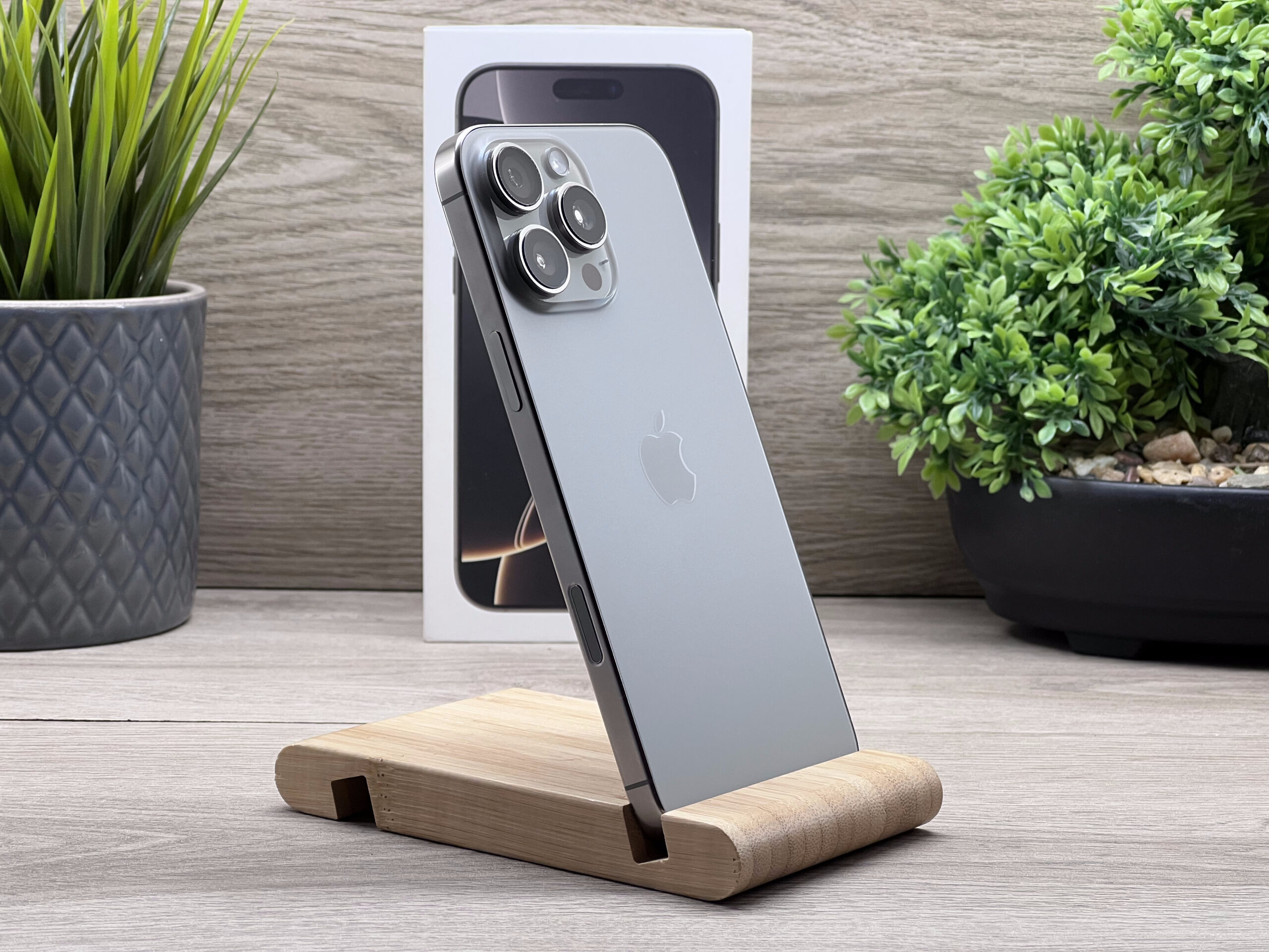 Hibátlan iPhone 16 Pro Max Natural Titanium 256GB 2 ÉV Garanciával Számlával