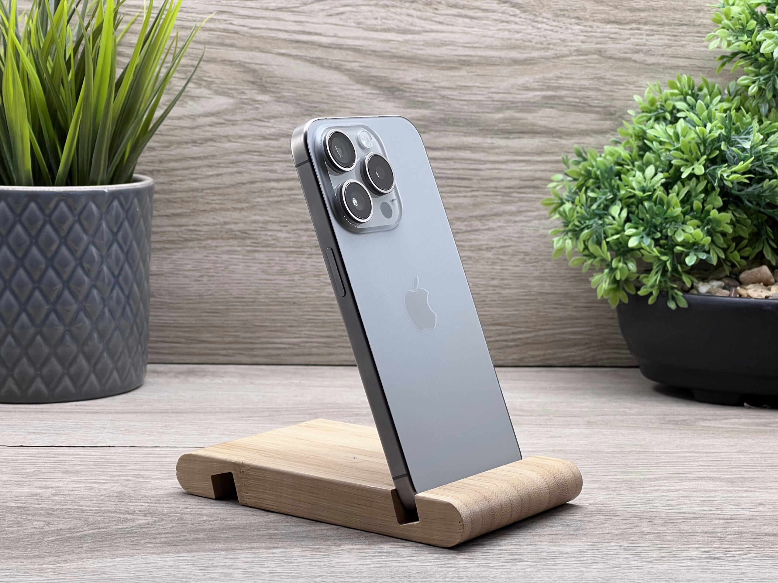 Hibátlan iPhone 15 Pro Natural Titanium 256GB 2 ÉV Garanciával Számlával