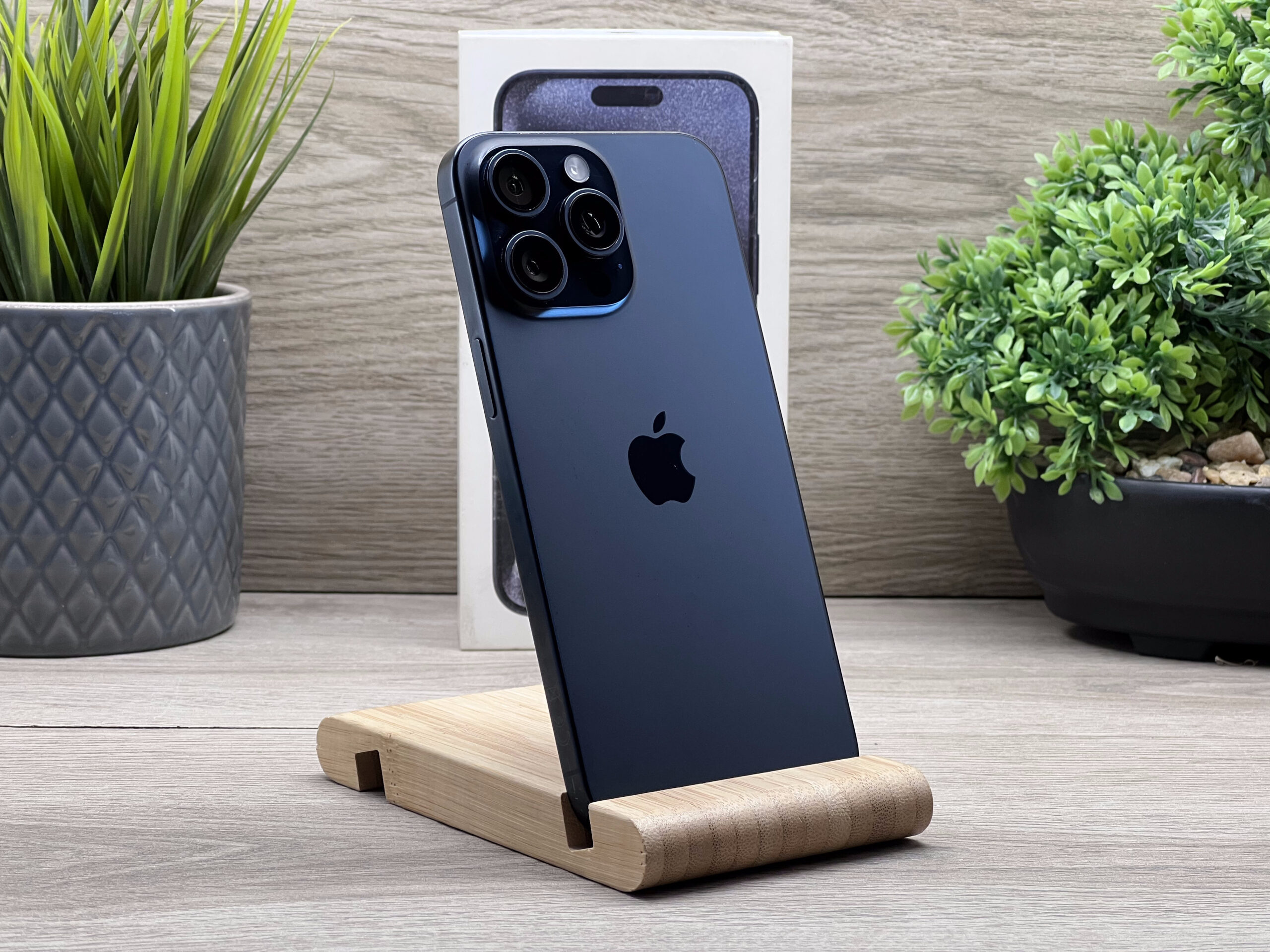 Hibátlan iPhone 15 Pro Max Blue Titanium 256GB 2 ÉV Garanciával Számlával