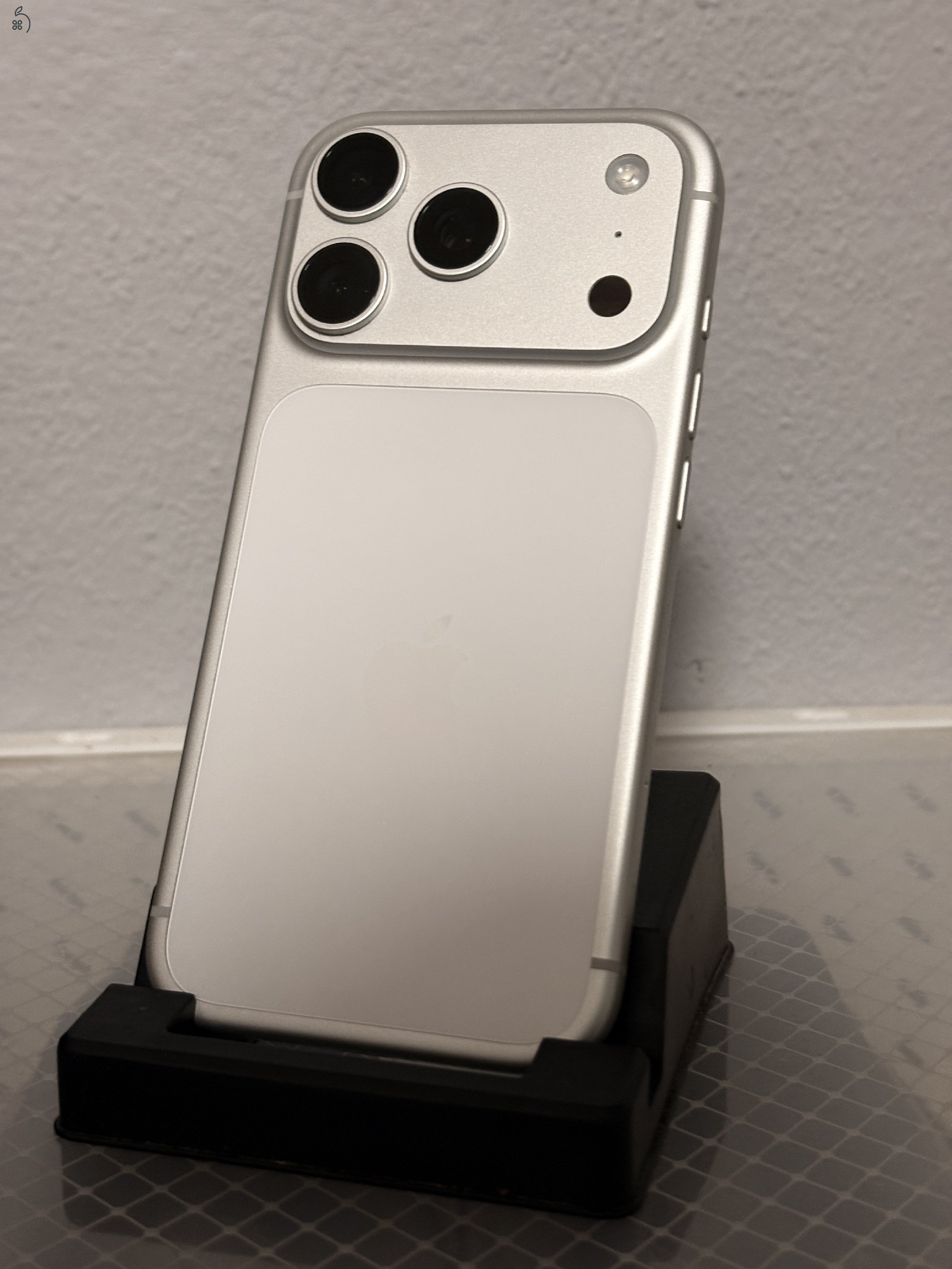Kiváló állapotú iPhone 17 Pro 256GB (Ezüst) – 96% Akku + Gyári Apple tok!