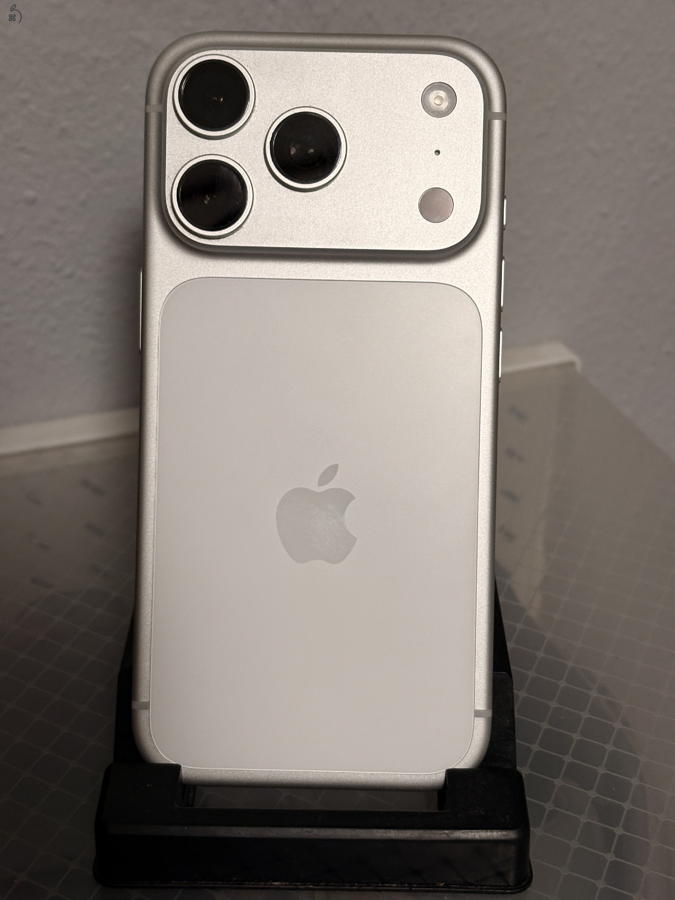 Kiváló állapotú iPhone 17 Pro 256GB (Ezüst) – 96% Akku + Gyári Apple tok!