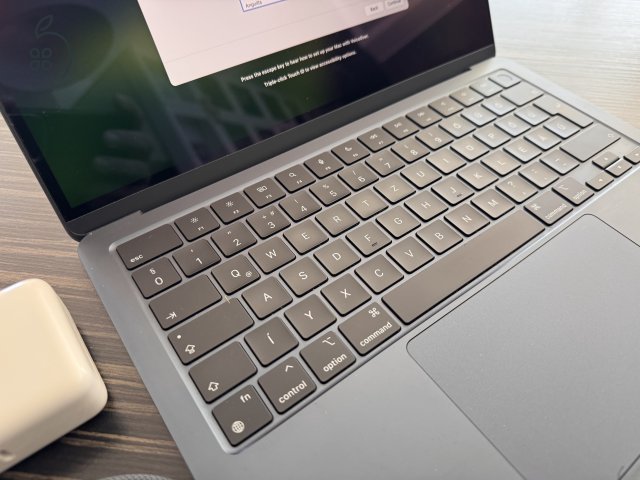MacBook Air 13,6″ (M2, 2022) – 16 GB RAM / 256 GB SSD – 2025-ben vásárolt, számlával