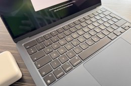 MacBook Air 13,6″ (M2, 2022) – 16 GB RAM / 256 GB SSD – 2025-ben vásárolt, számlával