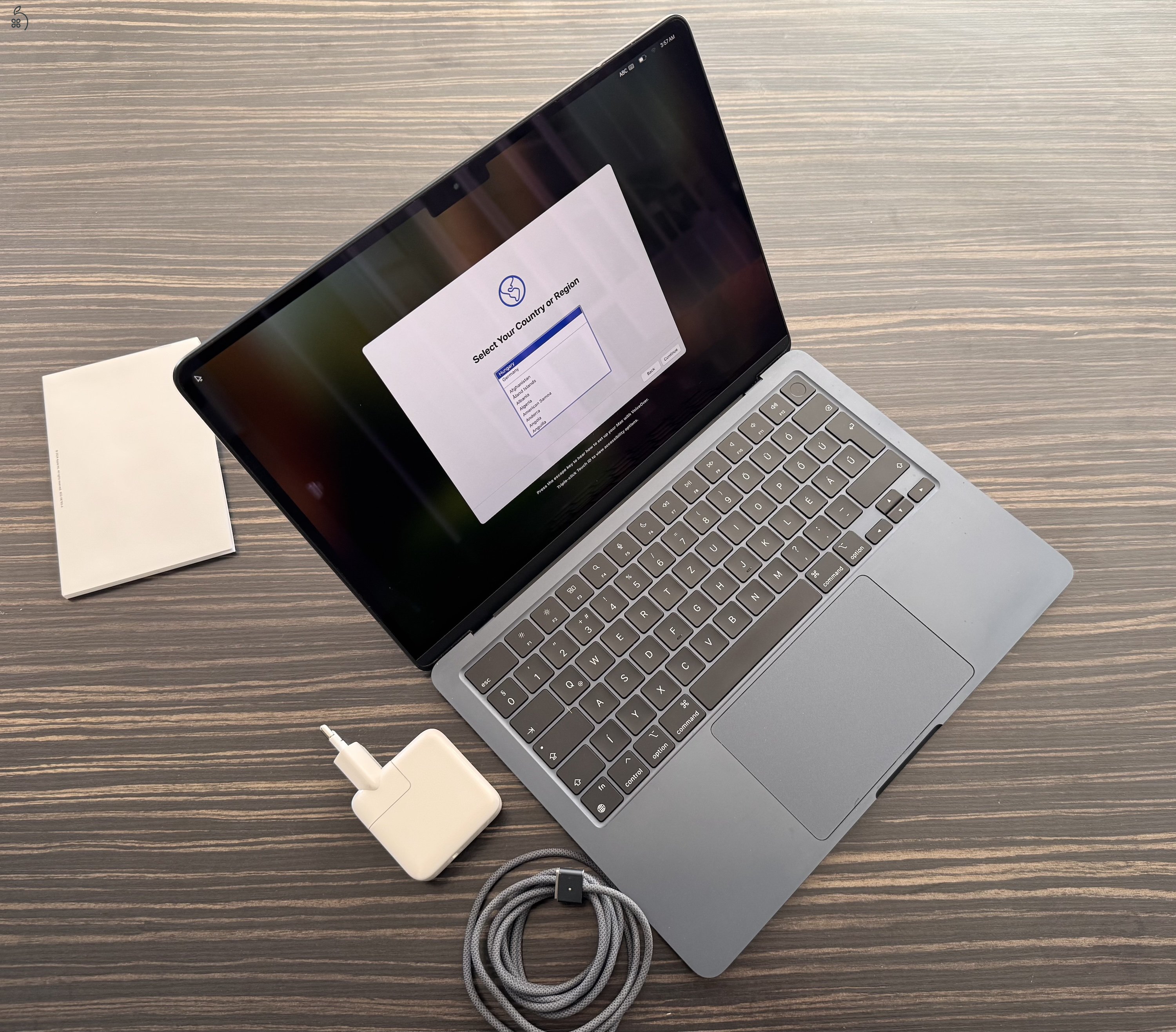 MacBook Air 13,6″ (M2, 2022) – 16 GB RAM / 256 GB SSD – 2025-ben vásárolt, számlával