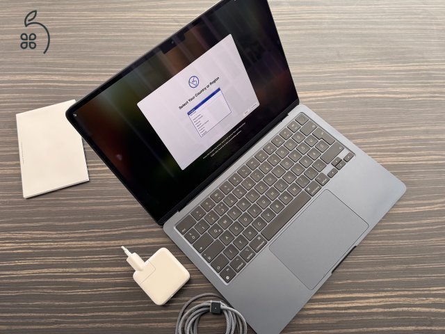 MacBook Air 13,6″ (M2, 2022) – 16 GB RAM / 256 GB SSD – 2025-ben vásárolt, számlával