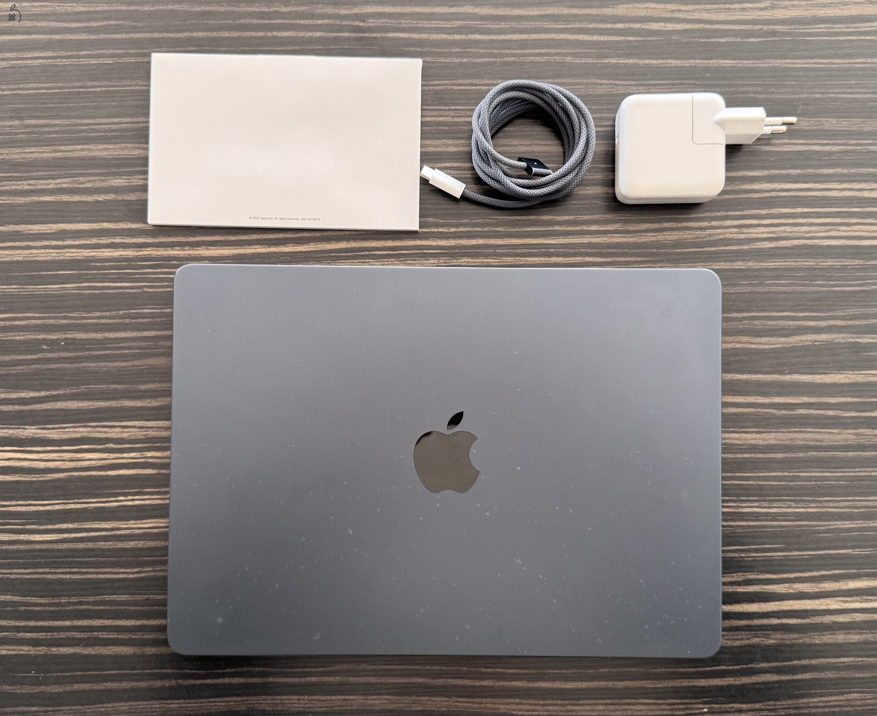 MacBook Air 13,6″ (M2, 2022) – 16 GB RAM / 256 GB SSD – 2025-ben vásárolt, számlával