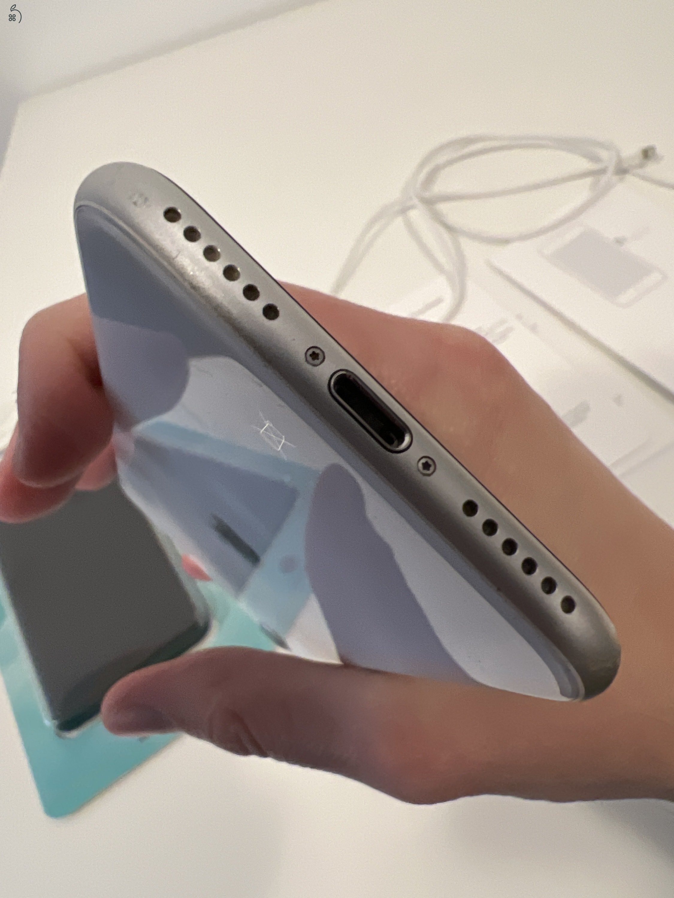 Fehér iPhone 2020SE eladó, 64 GB-os
